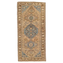Antique tapis russe Kazak avec médaillons de fleurs brunes et bleues