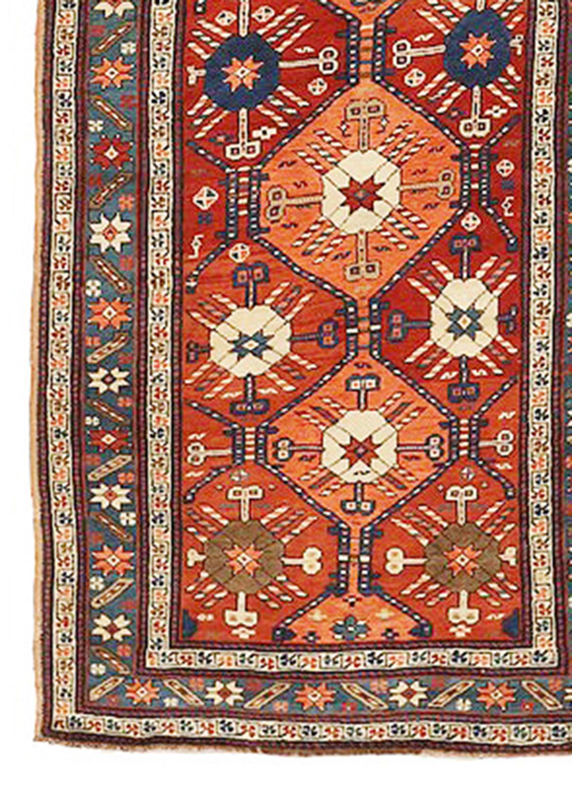 Tessuto a mano Antico tappeto runner russo Kazak con stelle colorate e medaglioni geometrici in vendita