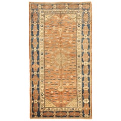 Antique tapis russe Khotan à motifs floraux bleus et beiges sur fond brun