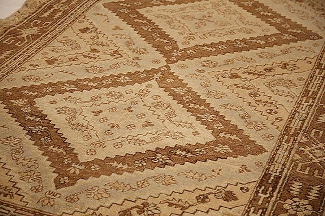 Alfombra Khotan Rusa Antigua con Detalles de Diamantes Marrones sobre Campo Beige Sarouk Farahan en venta
