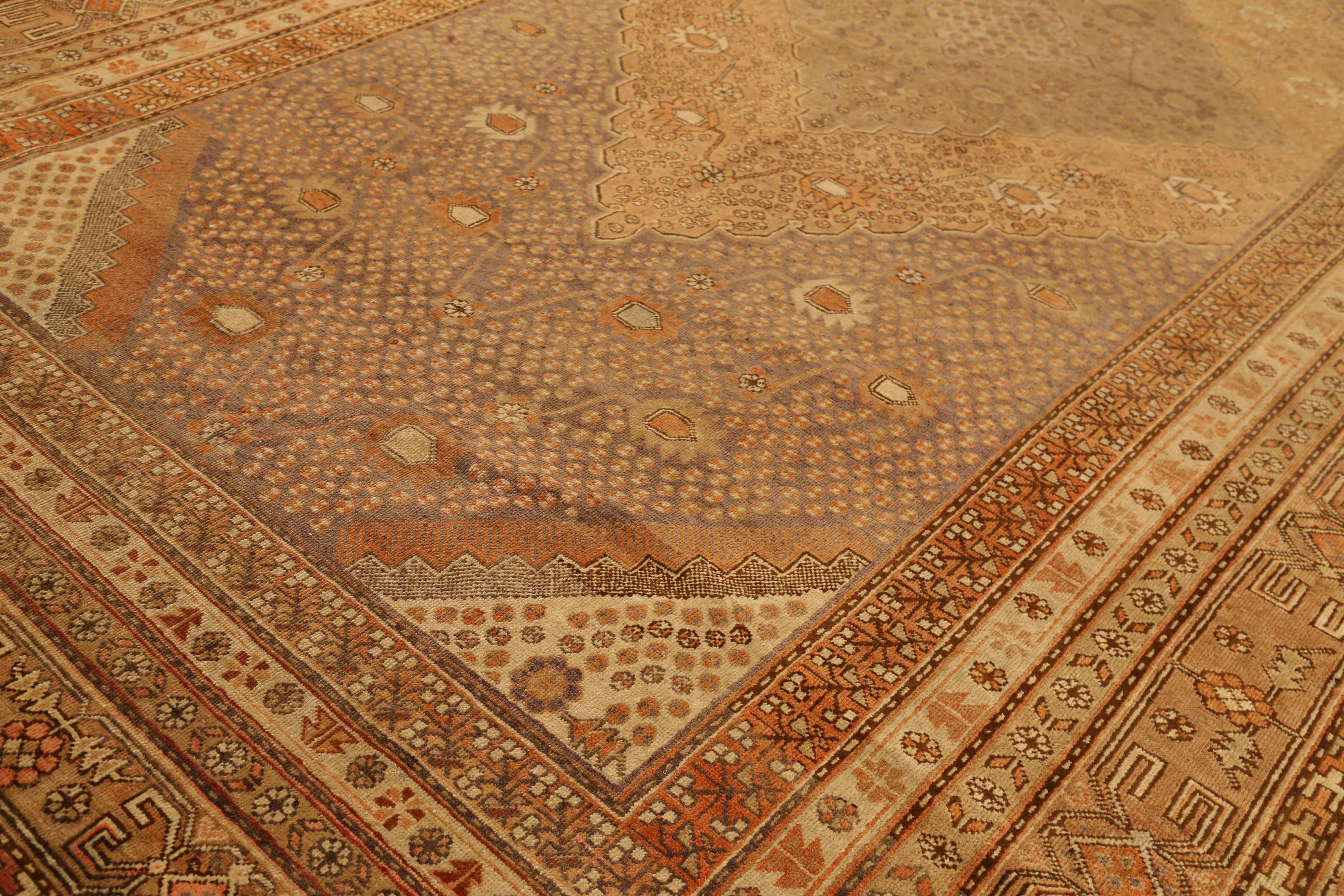 Antiker russischer Khotan-Teppich mit braunen und elfenbeinfarbenen Diamanten in Form von Blumendetails (Oushak) im Angebot