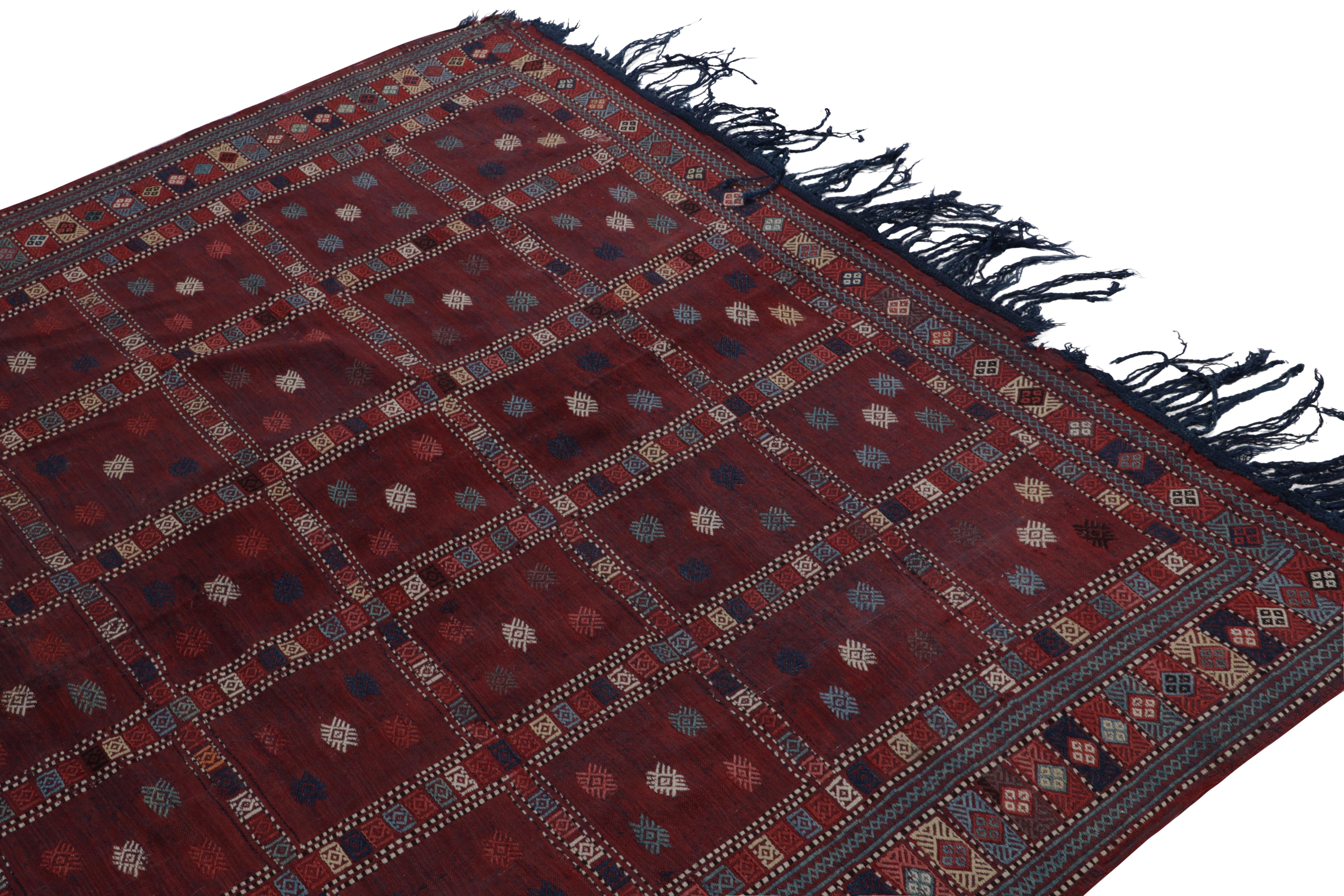 Antiker russischer Kelim in Rot, Blau & Weiß mit geometrischen Mustern von Teppich & Kelim (Handgeknüpft) im Angebot