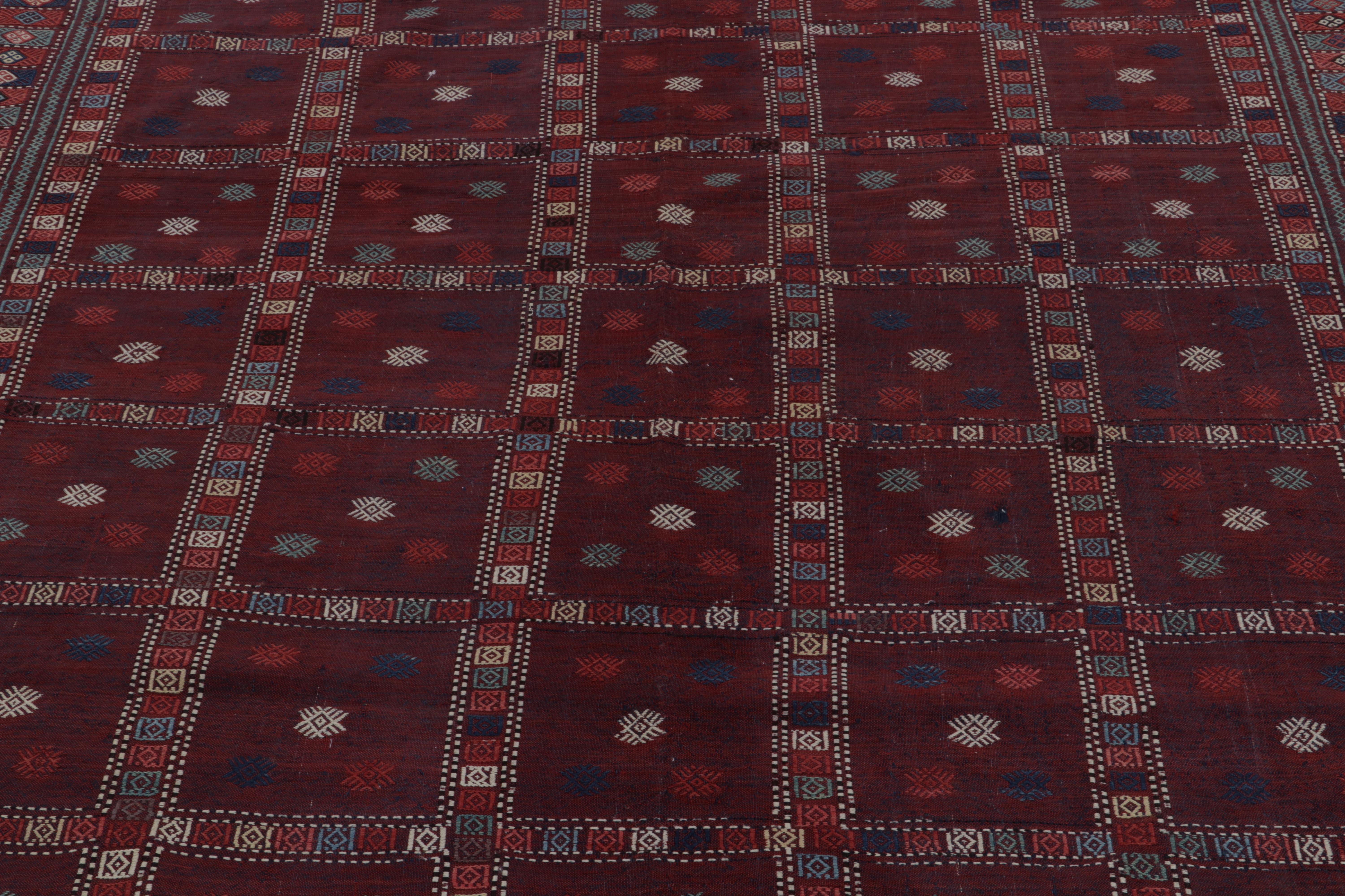 Antiker russischer Kelim in Rot, Blau & Weiß mit geometrischen Mustern von Teppich & Kelim im Angebot 2