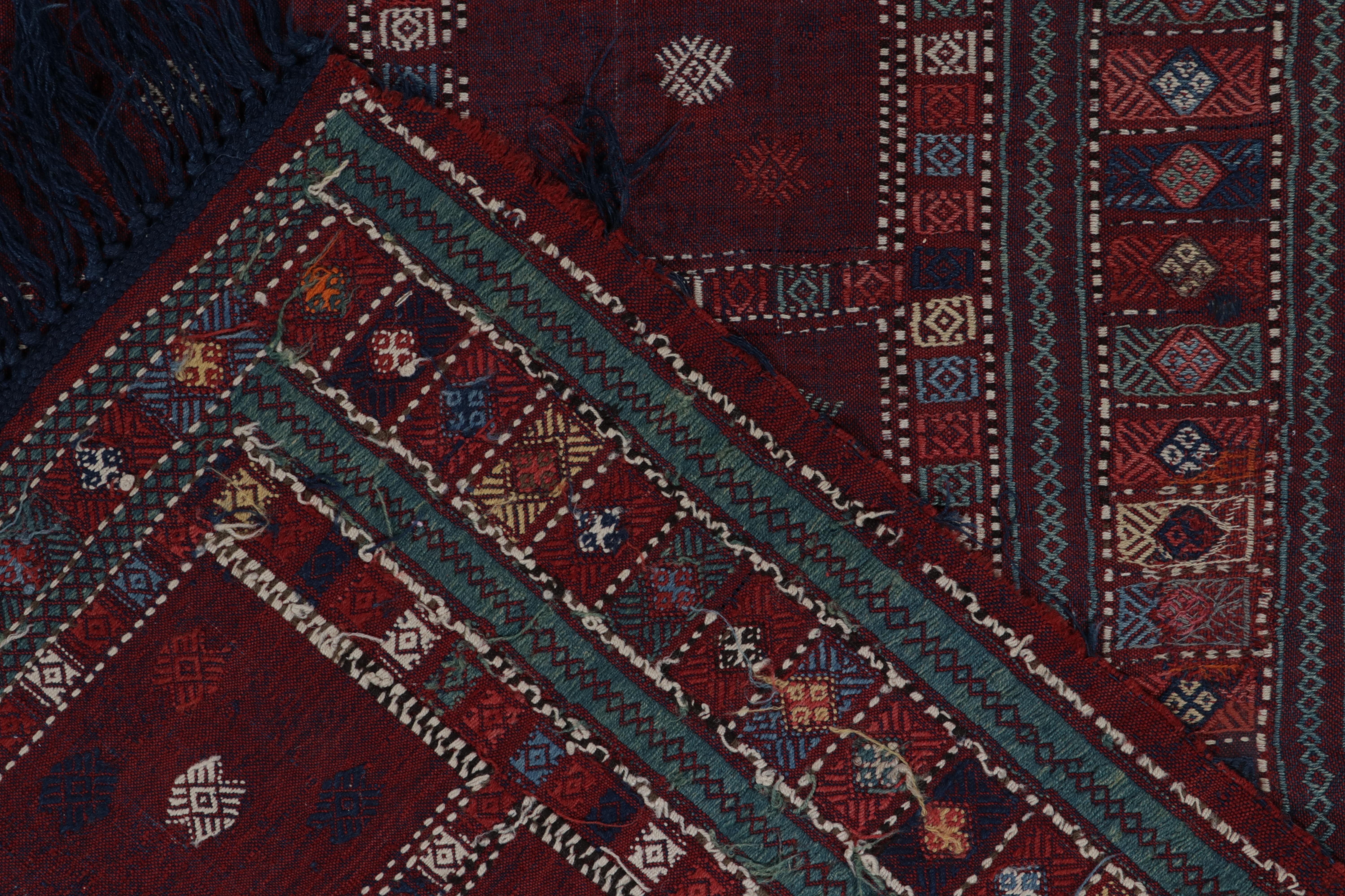 Antiker russischer Kelim in Rot, Blau & Weiß mit geometrischen Mustern von Teppich & Kelim im Angebot 3