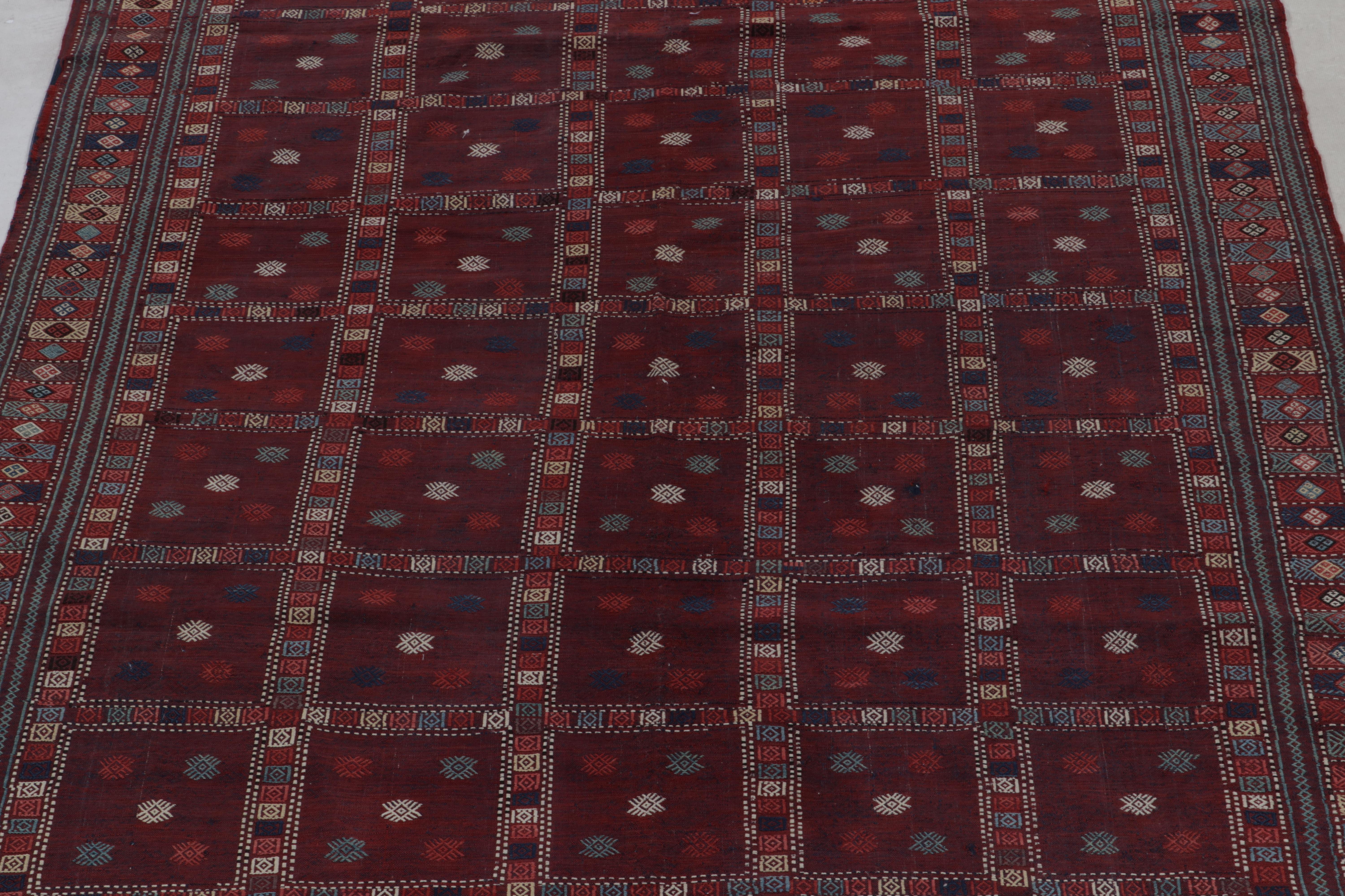 Antiker russischer Kelim in Rot, Blau & Weiß mit geometrischen Mustern von Teppich & Kelim (Stammeskunst) im Angebot