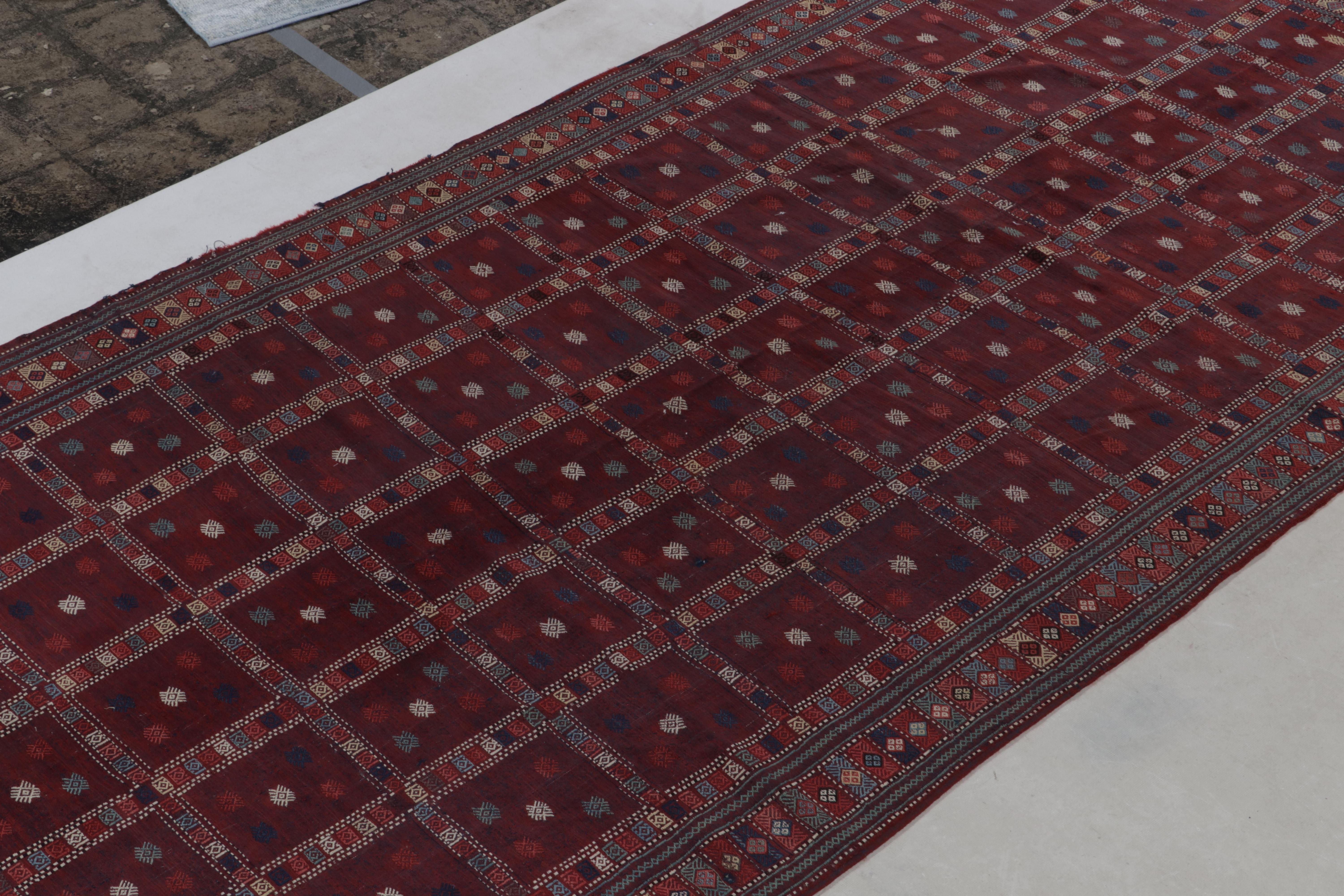 Antiker russischer Kelim in Rot, Blau & Weiß mit geometrischen Mustern von Teppich & Kelim (Russisch) im Angebot