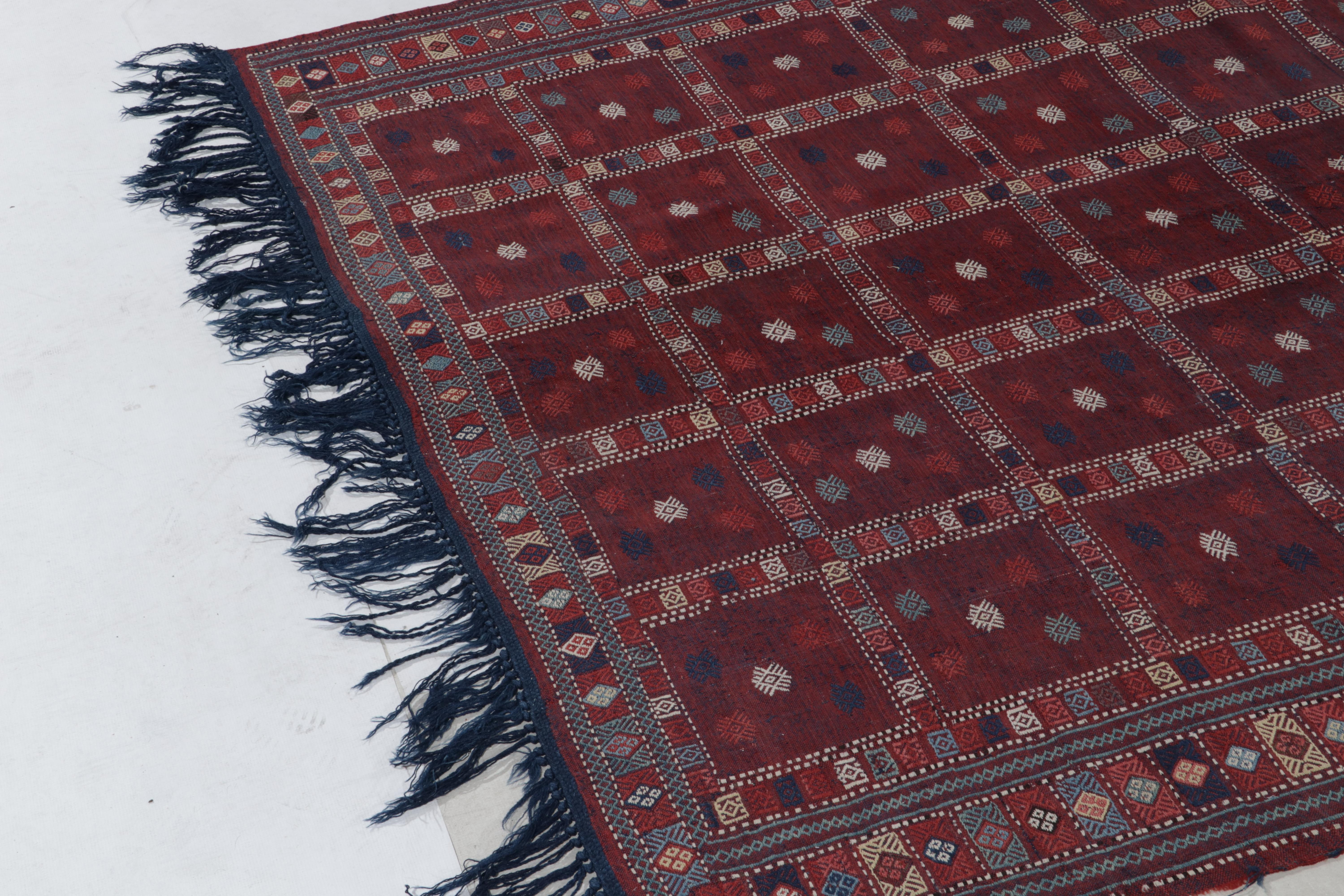 Antiker russischer Kelim in Rot, Blau & Weiß mit geometrischen Mustern von Teppich & Kelim (Handgeknüpft) im Angebot