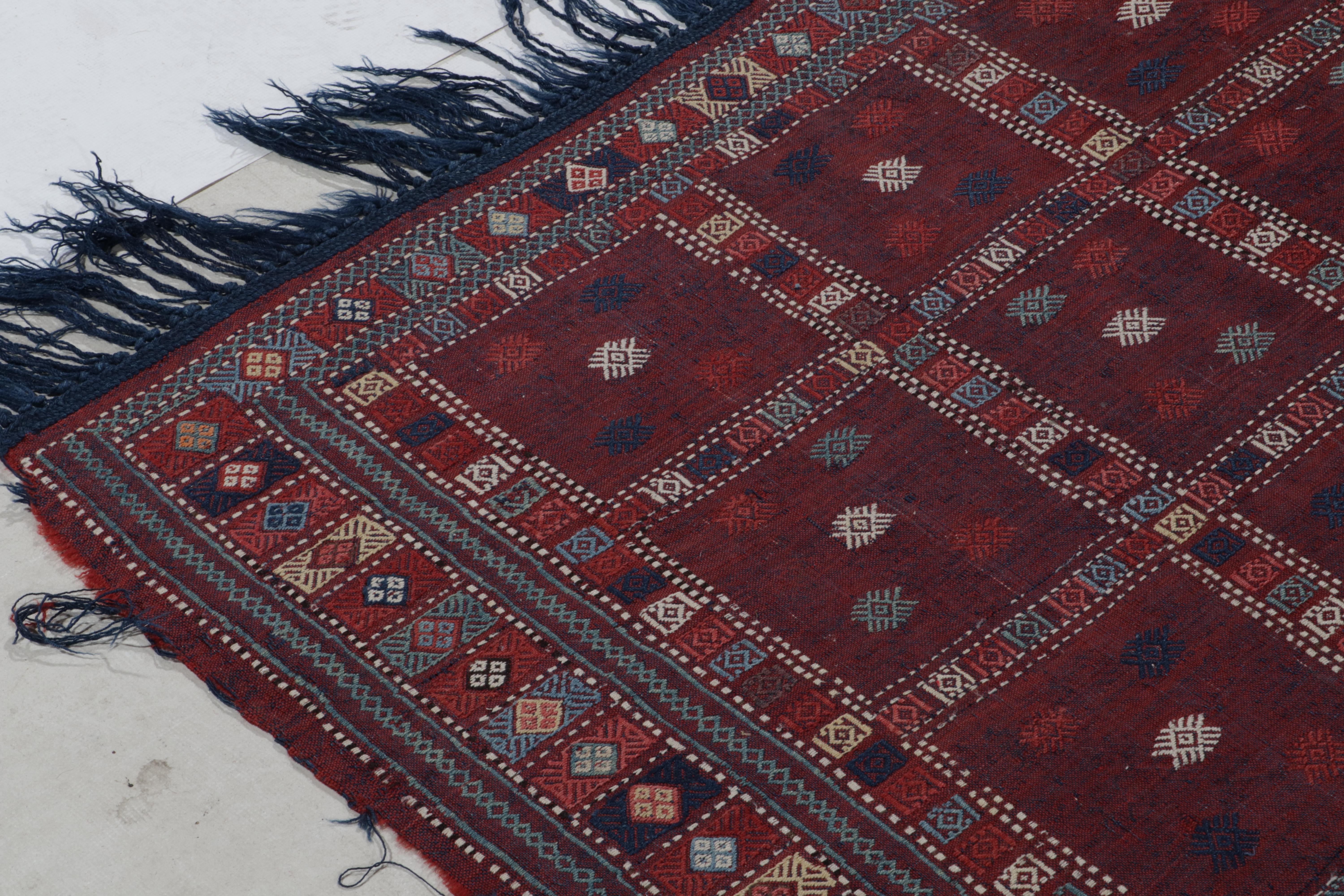 Antiker russischer Kelim in Rot, Blau & Weiß mit geometrischen Mustern von Teppich & Kelim (Frühes 20. Jahrhundert) im Angebot