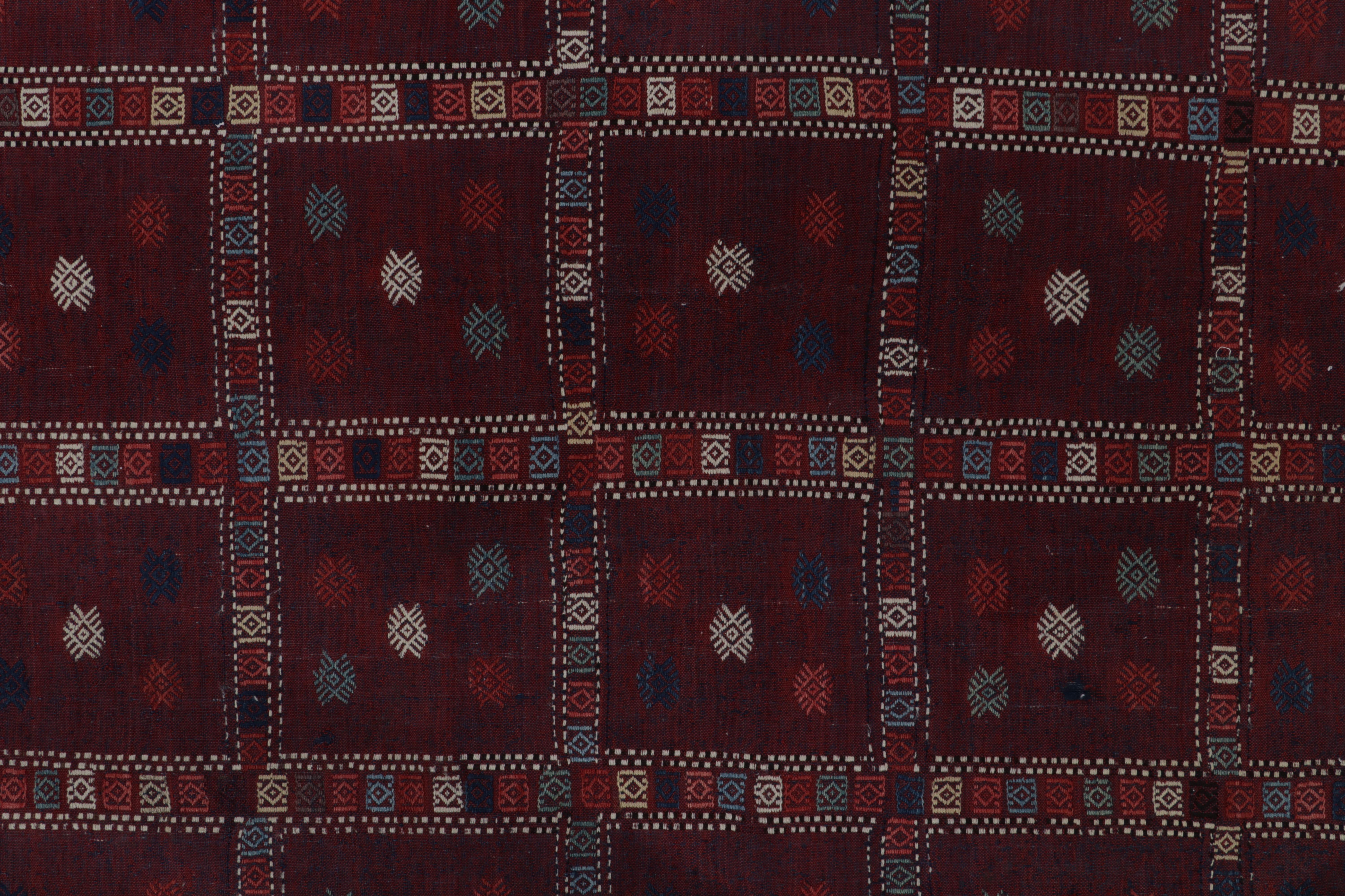 Antiker russischer Kelim in Rot, Blau & Weiß mit geometrischen Mustern von Teppich & Kelim (Wolle) im Angebot