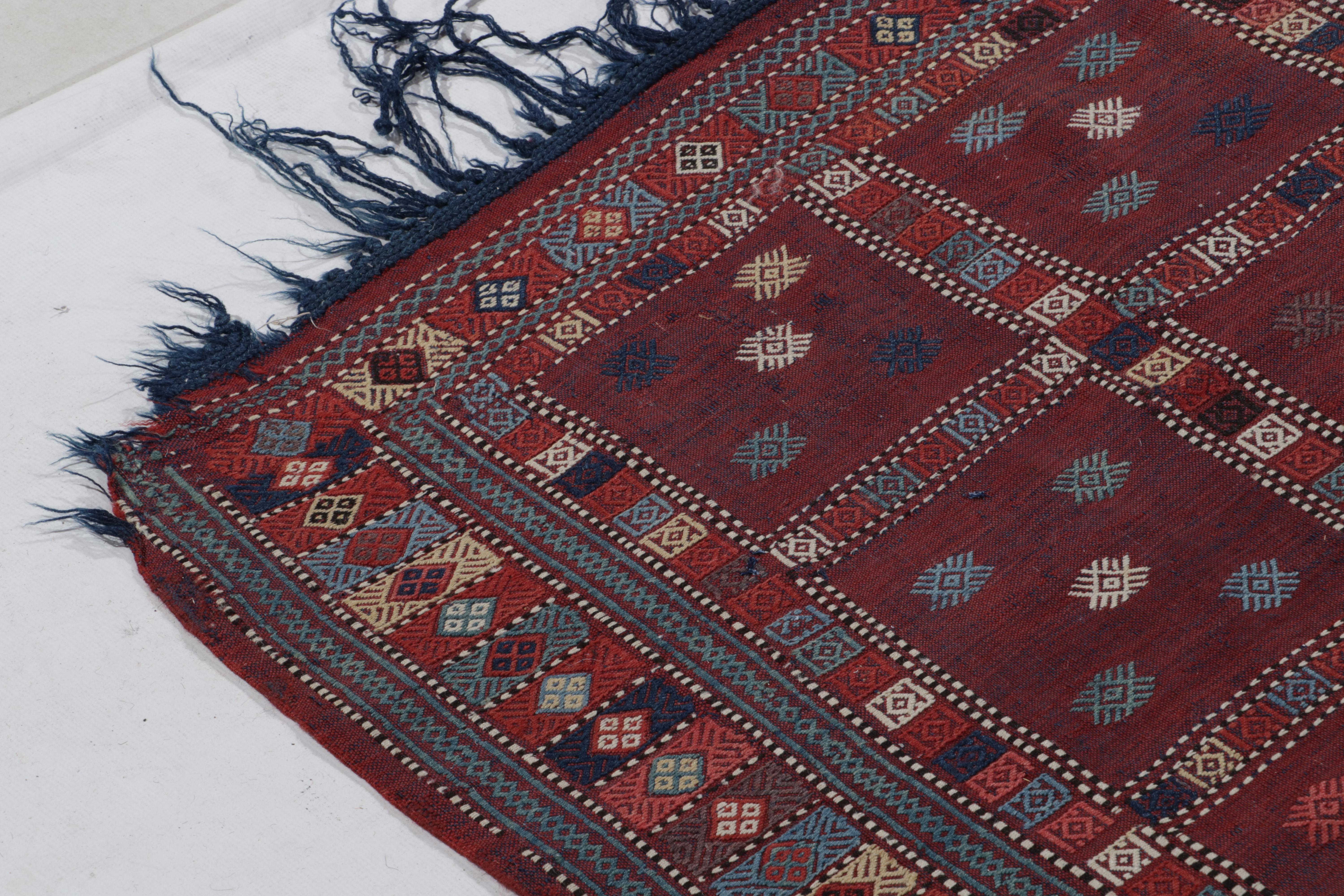 Antiker russischer Kelim in Rot, Blau & Weiß mit geometrischen Mustern von Teppich & Kelim im Angebot 1