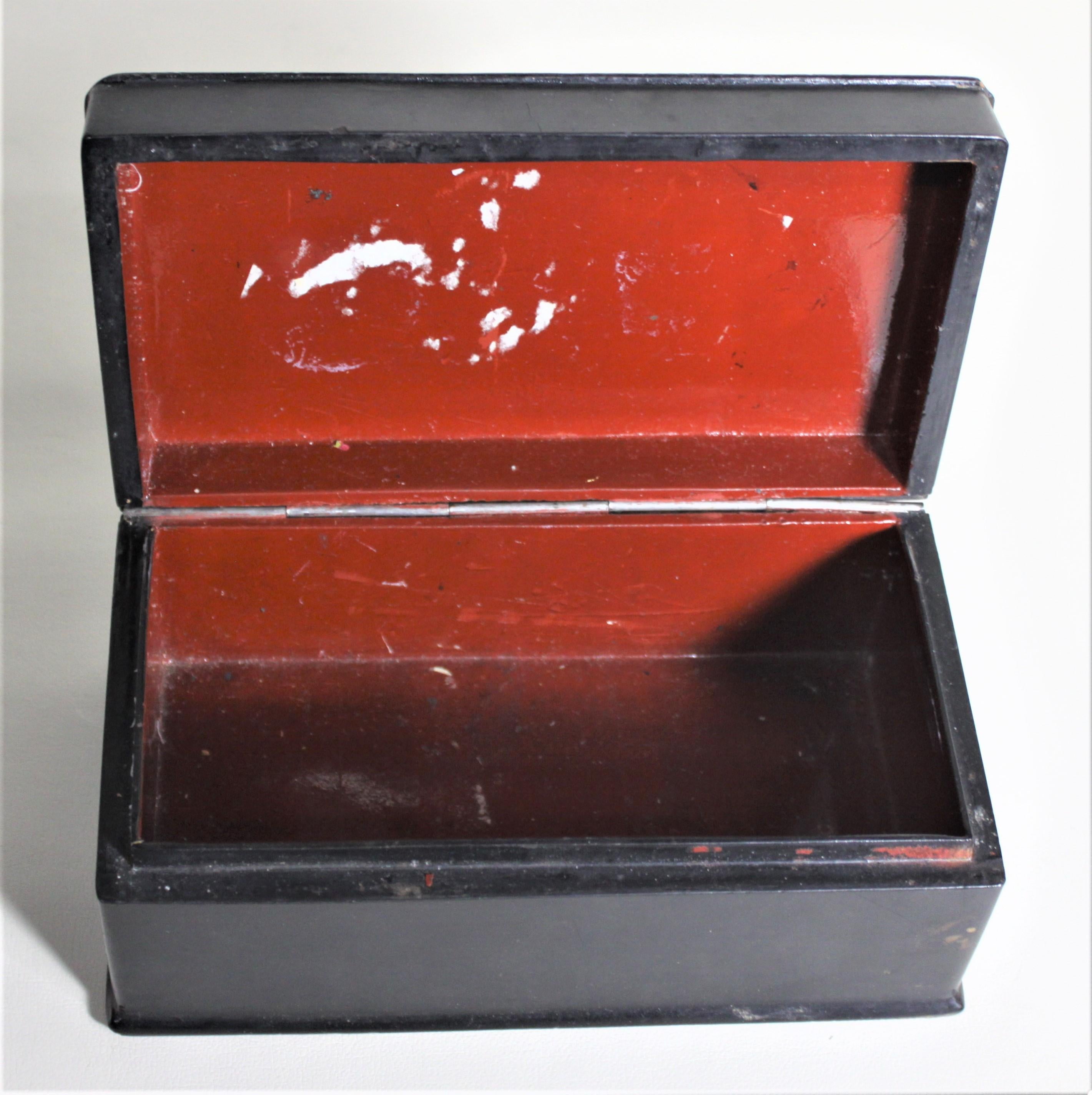 Caja Rusa Antigua Lacada con Tapa Pintada a Mano en venta 1