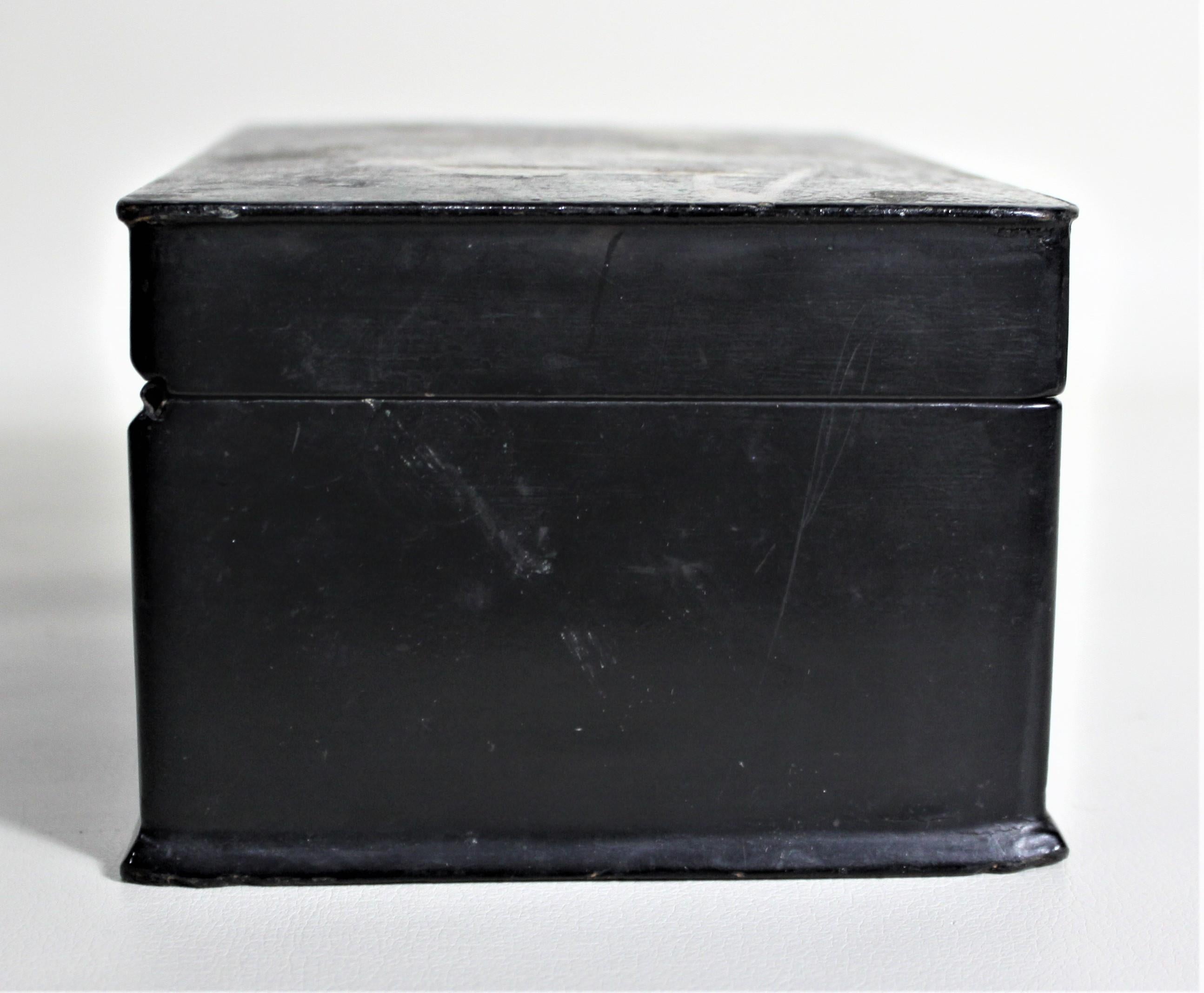 Caja Rusa Antigua Lacada con Tapa Pintada a Mano Ruso en venta