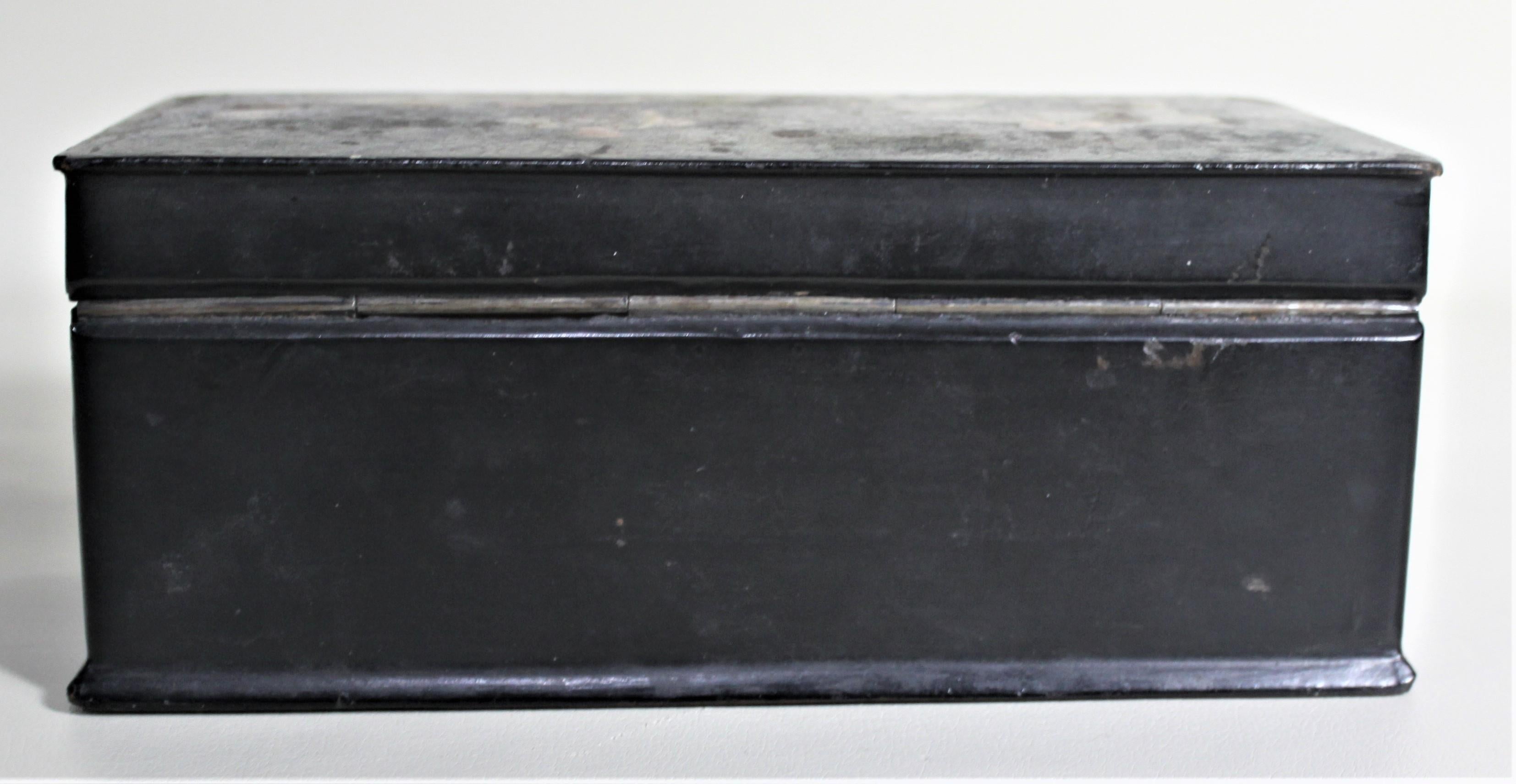 Caja Rusa Antigua Lacada con Tapa Pintada a Mano Lacado en venta