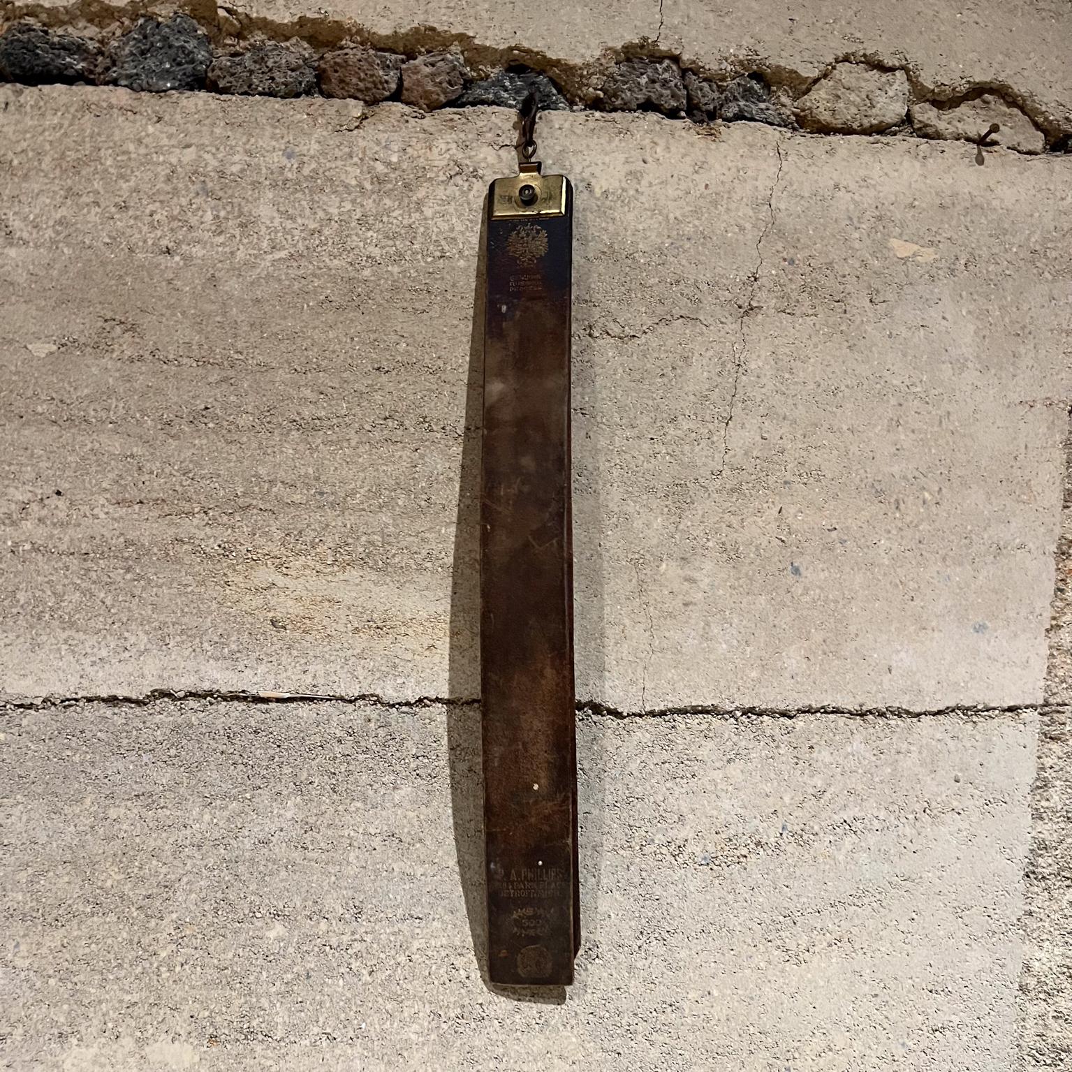 AMBIANIC presenta
Banda di cuoio da barbiere vintage per affilare il rasoio Strop russo
Stampato Phillips Detroit Michigan
24 lunghezza x 2,5 larghezza x .38
Usato, originale e vintage
Fai riferimento alle immagini