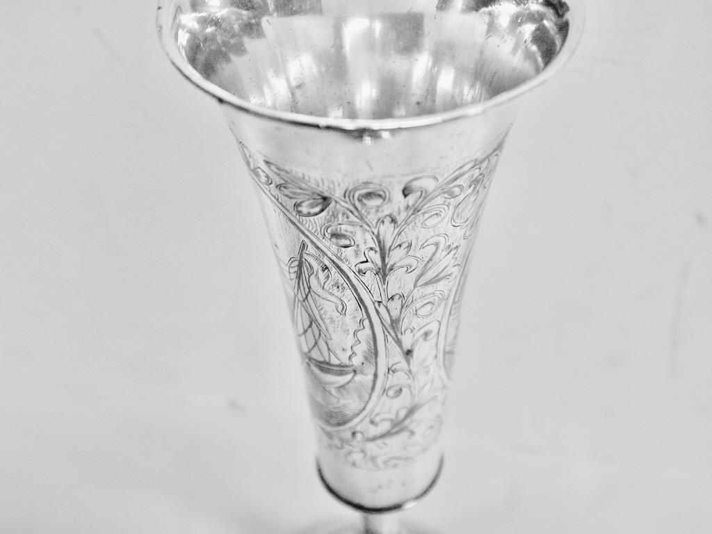 Coupe kiddish russe ancienne en émail Neillo daté de 1845
Coupe de chevreuil en argent russe de grande qualité, fabriquée par Alexander Nordert Gotovski à Saint-Pétersbourg et portant la marque de maître-assayeur d'Andrey Antonvich Kovalsky.
De