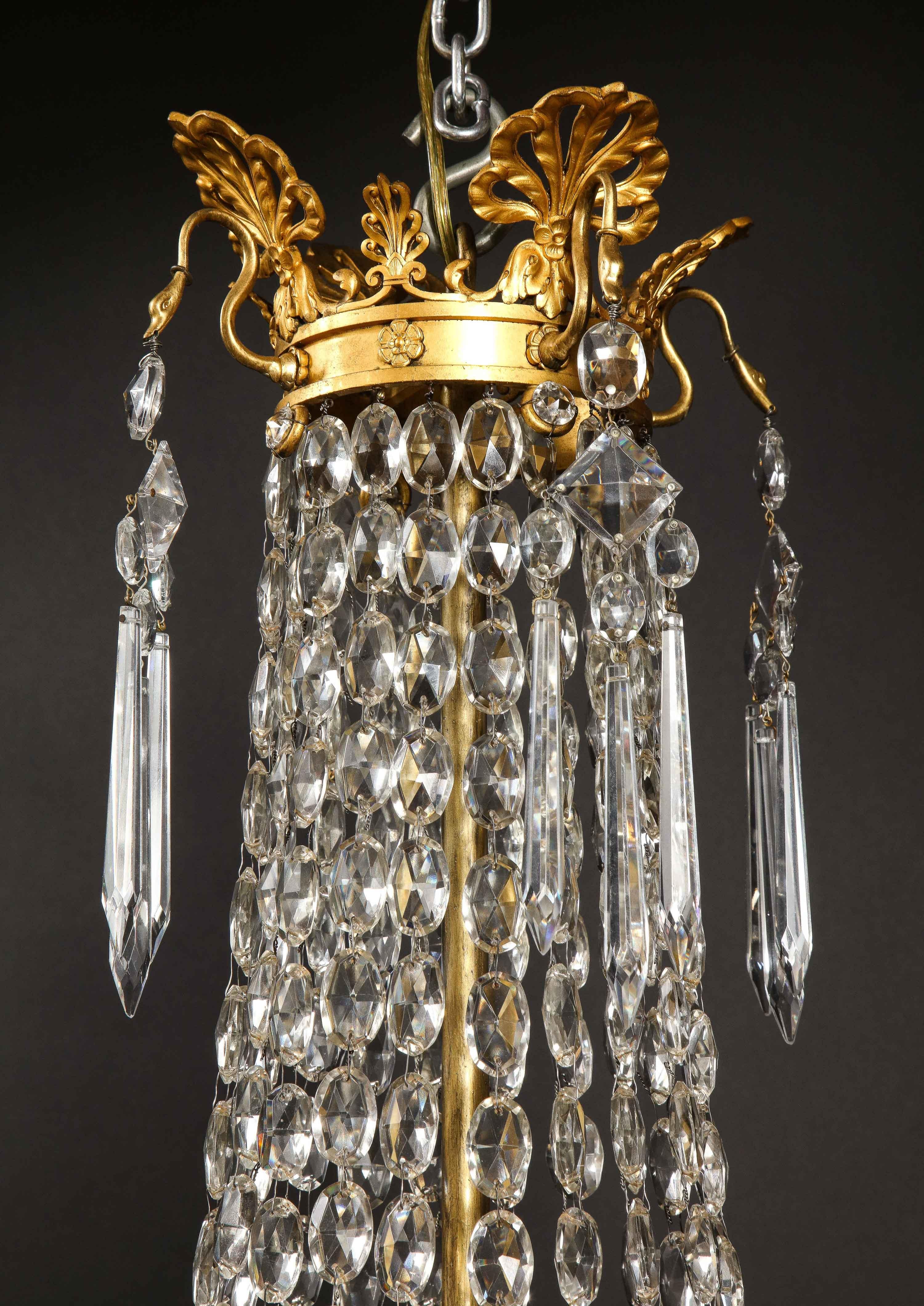 Antiker russischer neoklassizistischer Kronleuchter aus vergoldeter Bronze und geschliffenem Kristall in Kobaltglas (20. Jahrhundert) im Angebot