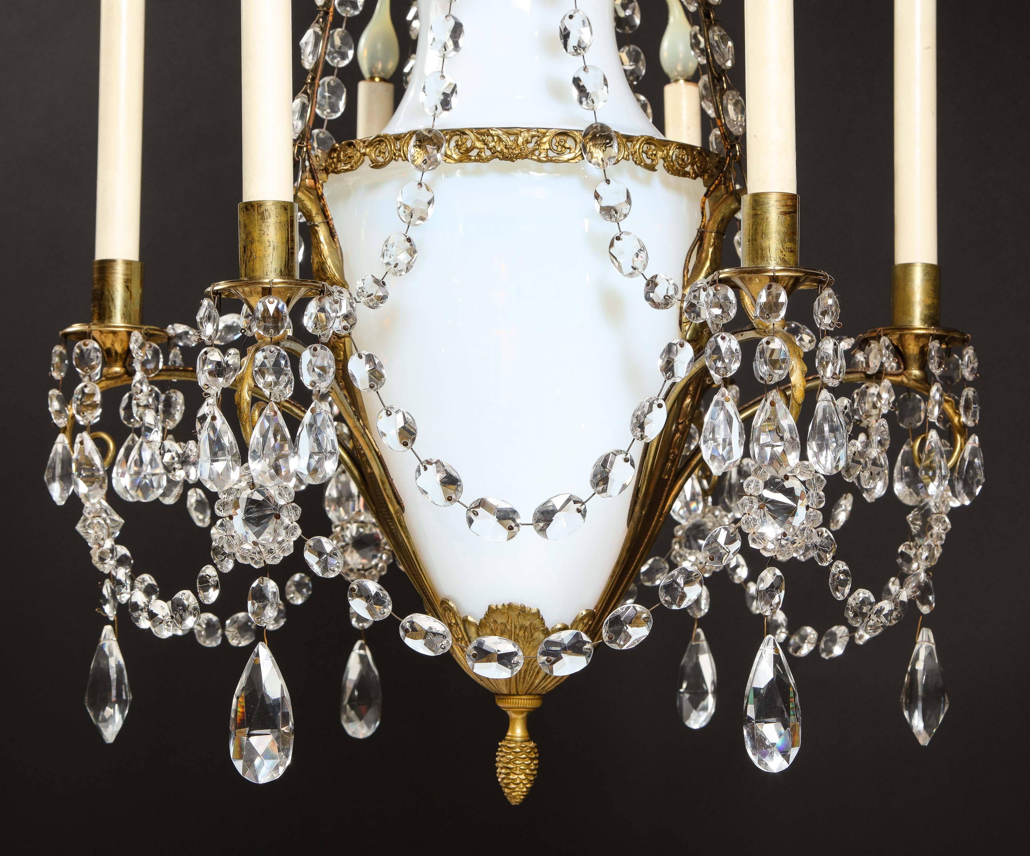 Antiker russischer neoklassizistischer Kronleuchter aus vergoldeter Bronze, Opalglas und Kristall im Angebot 3
