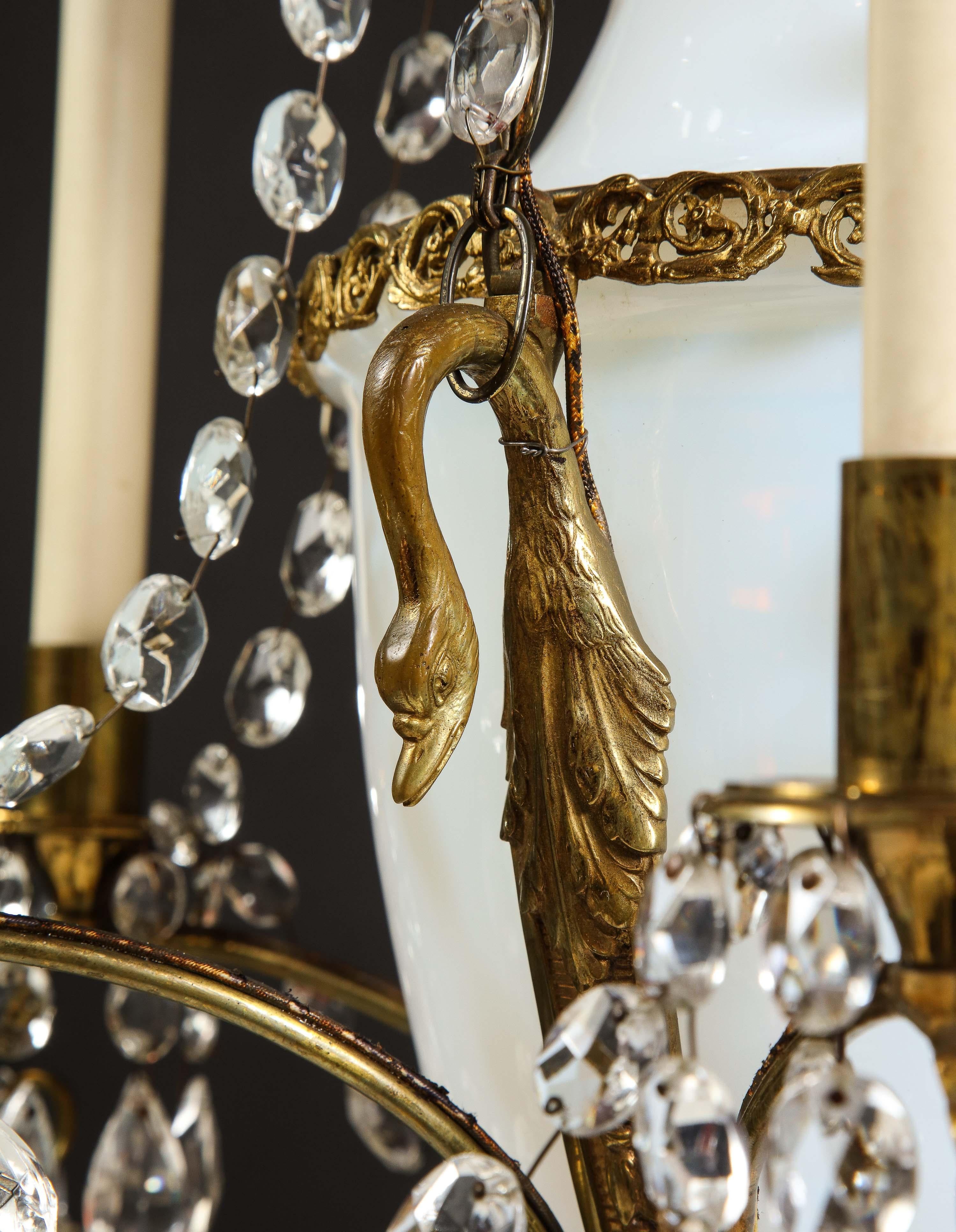 Antiker russischer neoklassizistischer Kronleuchter aus vergoldeter Bronze, Opalglas und Kristall im Angebot 5