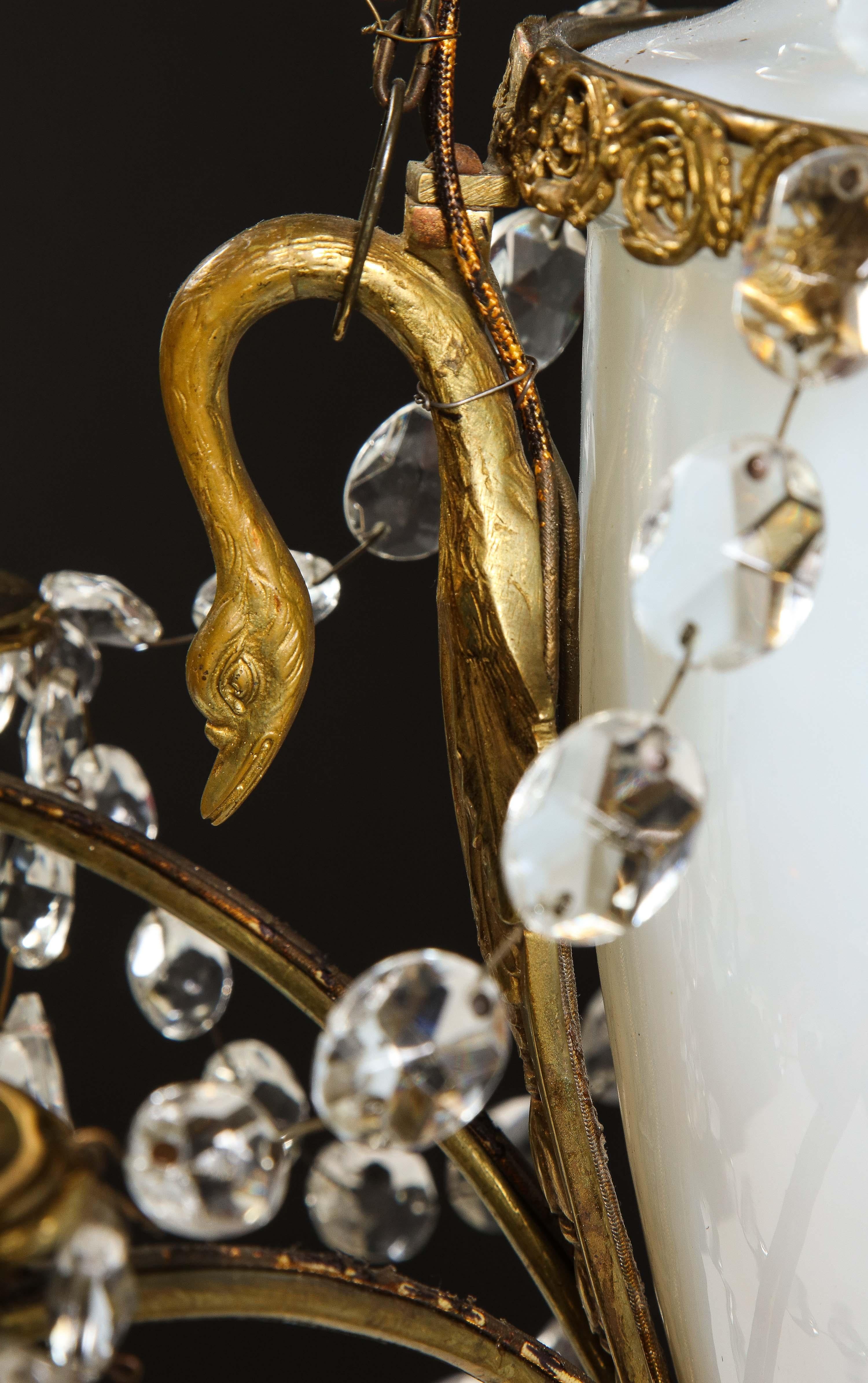 Antiker russischer neoklassizistischer Kronleuchter aus vergoldeter Bronze, Opalglas und Kristall im Angebot 6