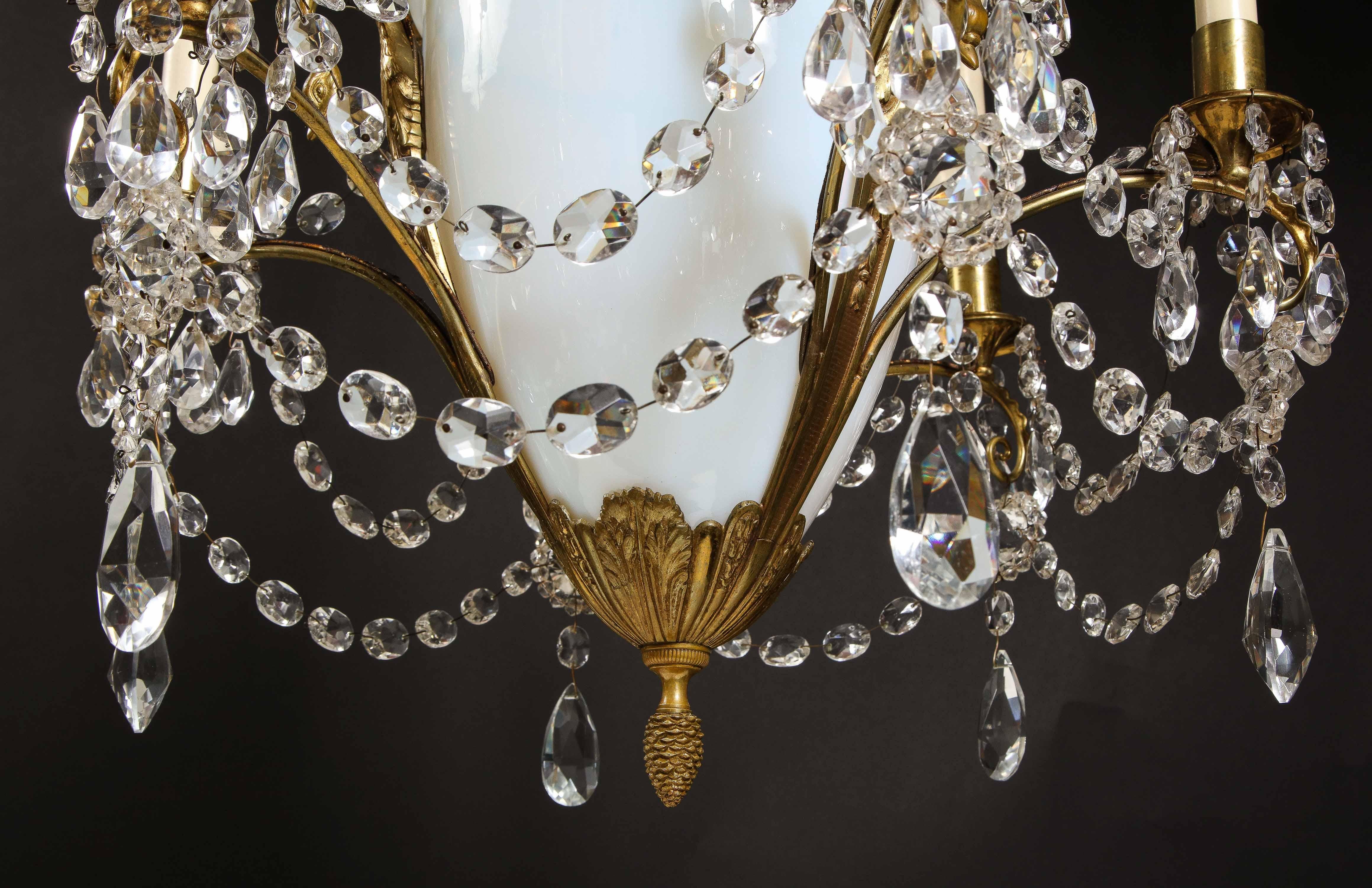 Antiker russischer neoklassizistischer Kronleuchter aus vergoldeter Bronze, Opalglas und Kristall im Angebot 9