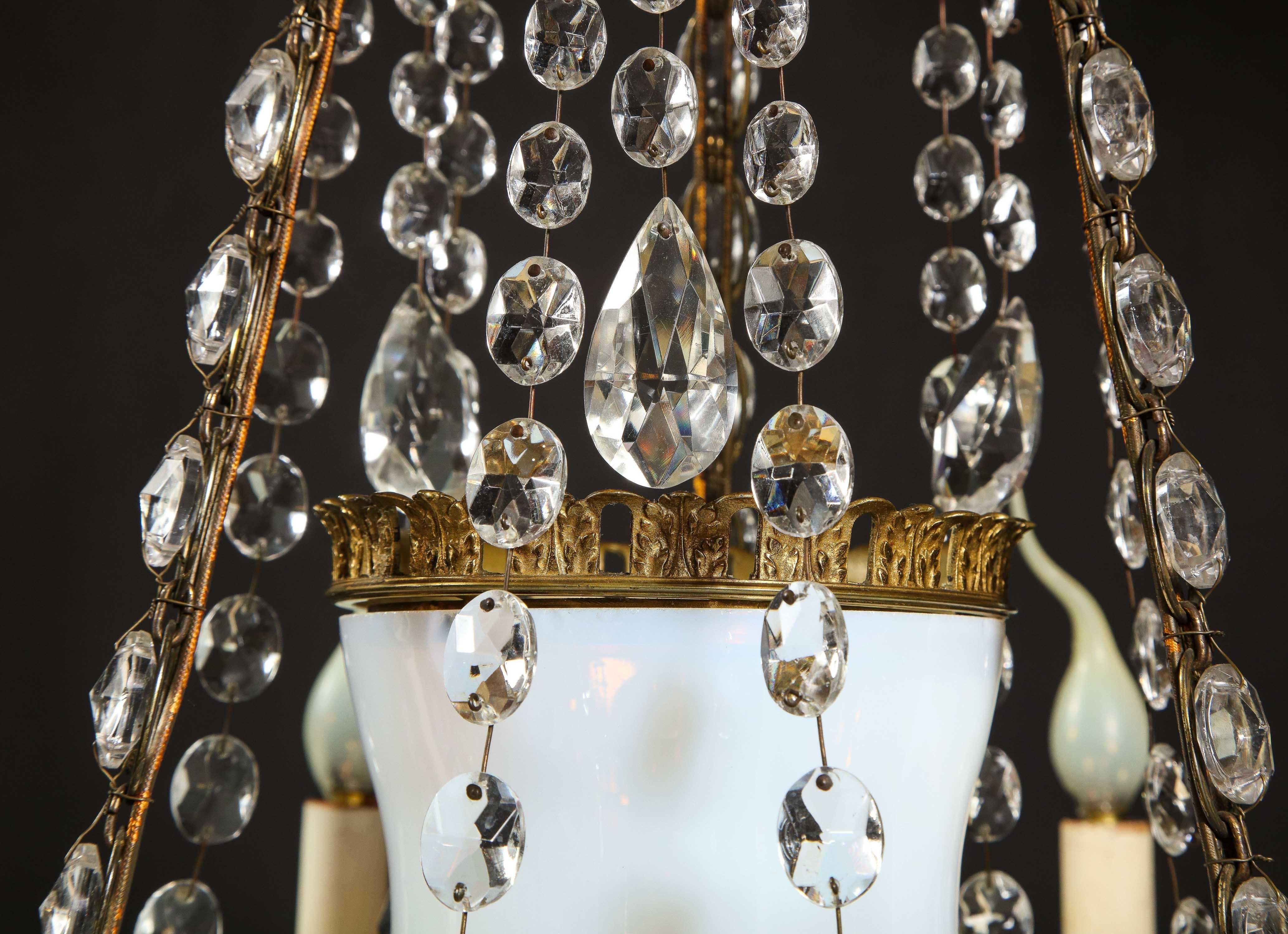 Antiker russischer neoklassizistischer Kronleuchter aus vergoldeter Bronze, Opalglas und Kristall im Angebot 10