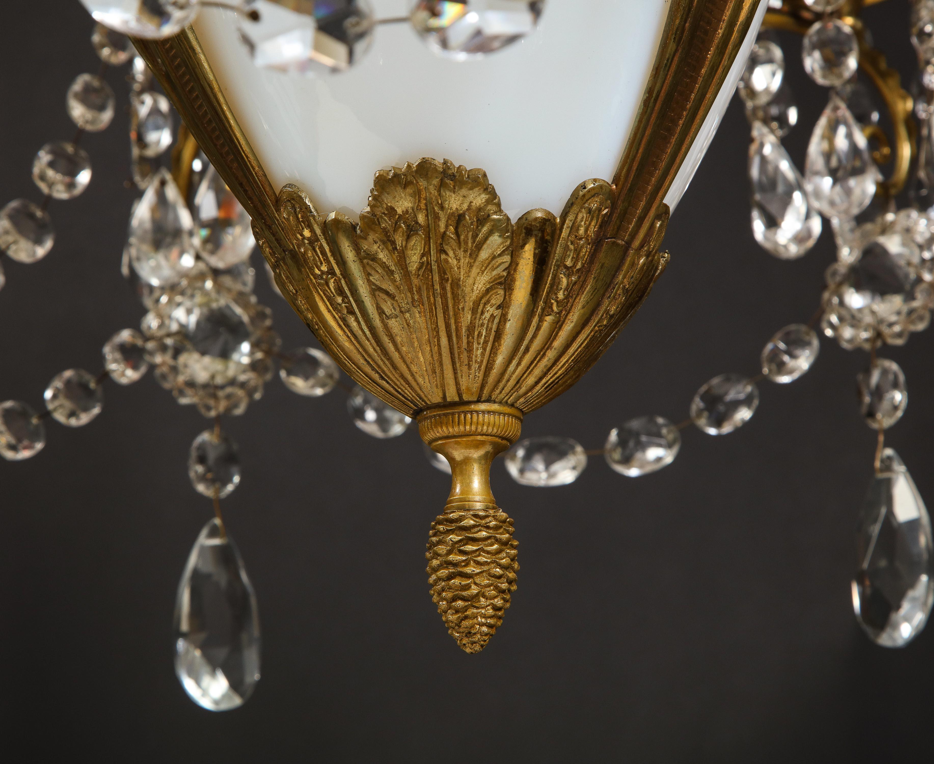 Antiker russischer neoklassizistischer Kronleuchter aus vergoldeter Bronze, Opalglas und Kristall im Angebot 11