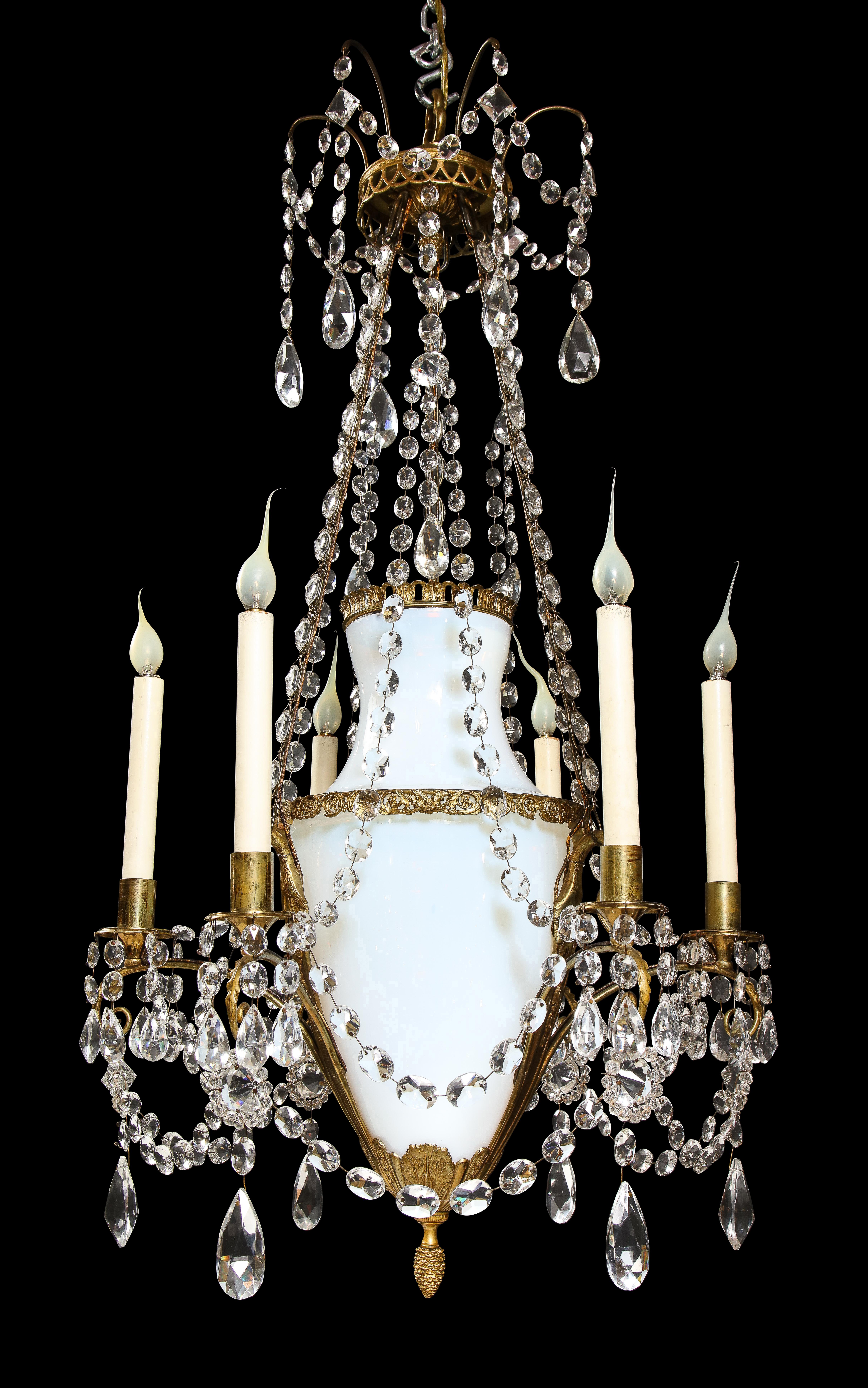 Antiker russischer neoklassizistischer Kronleuchter aus vergoldeter Bronze, Opalglas und Kristall (Europäisch) im Angebot