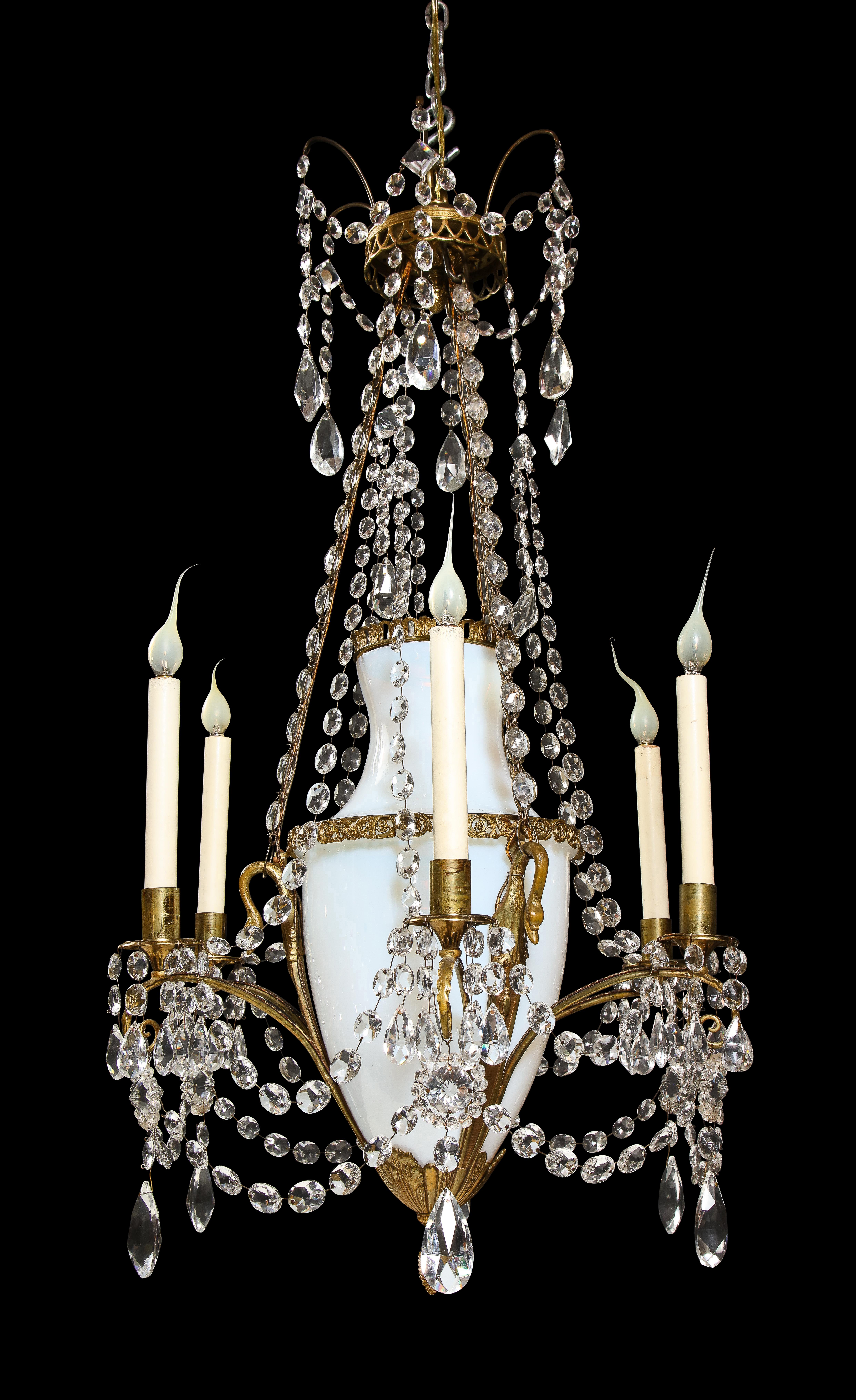Antiker russischer neoklassizistischer Kronleuchter aus vergoldeter Bronze, Opalglas und Kristall (Vergoldet) im Angebot