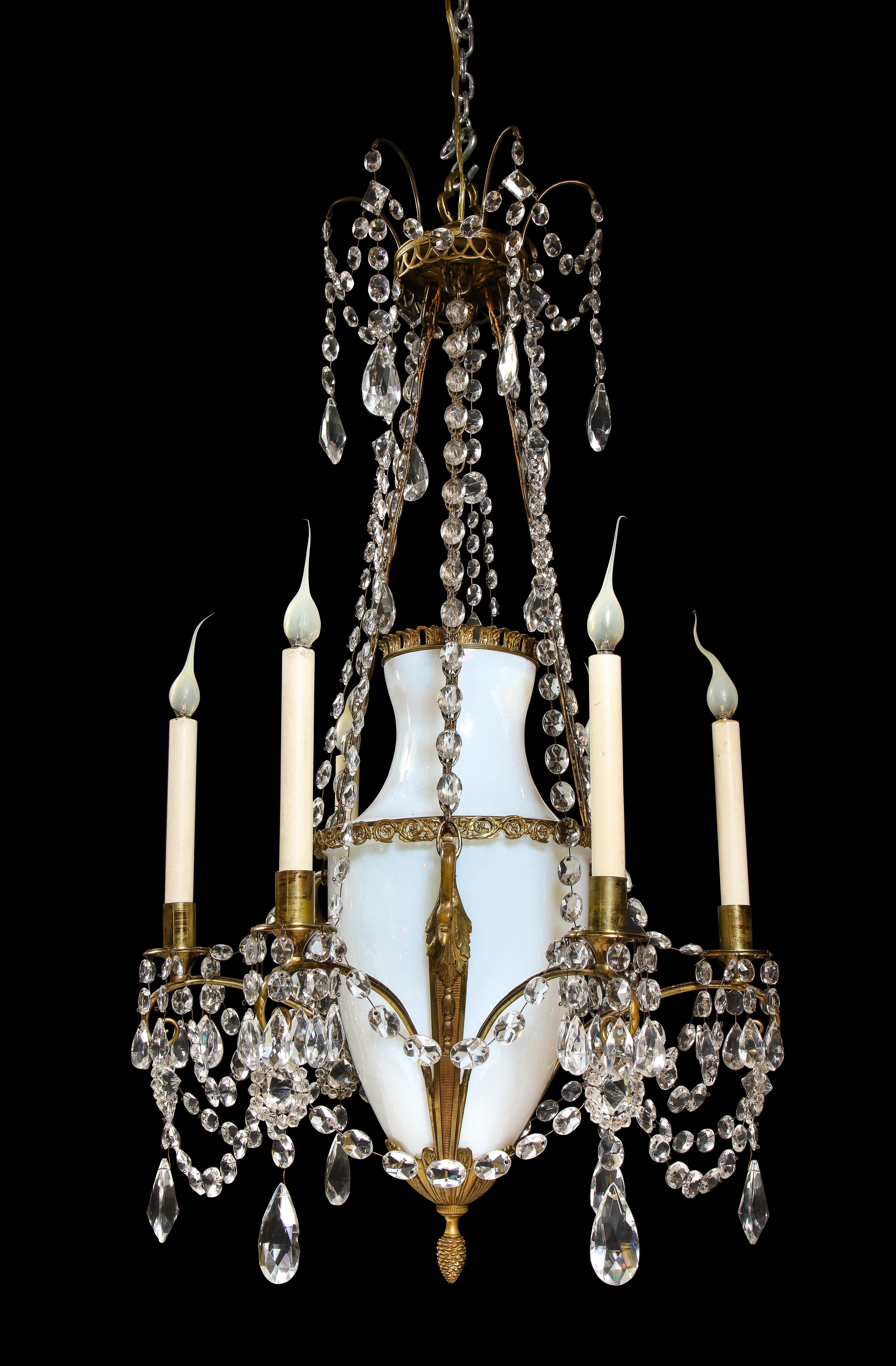 Antiker russischer neoklassizistischer Kronleuchter aus vergoldeter Bronze, Opalglas und Kristall im Zustand „Gut“ im Angebot in New York, NY