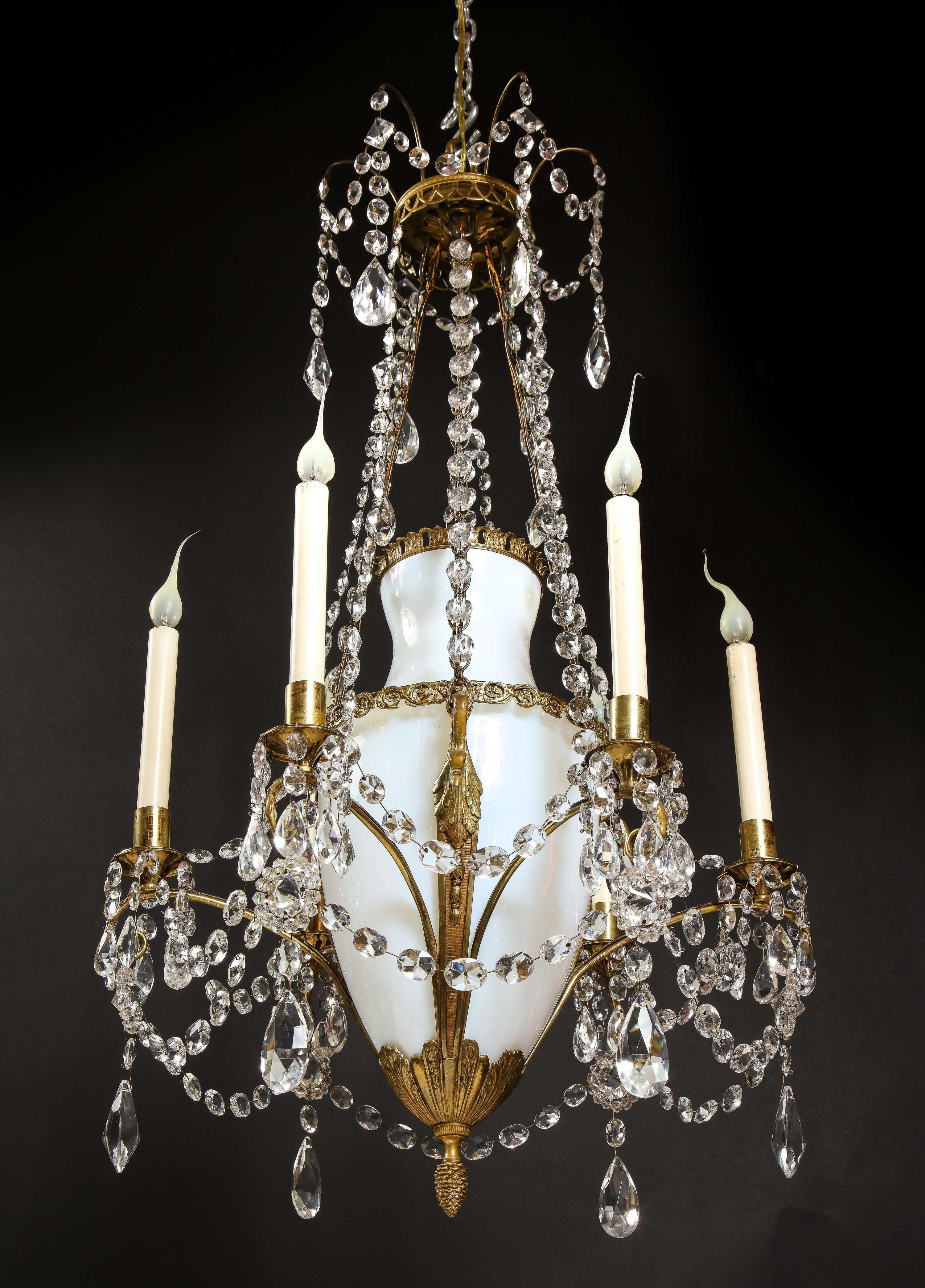 Antiker russischer neoklassizistischer Kronleuchter aus vergoldeter Bronze, Opalglas und Kristall (20. Jahrhundert) im Angebot
