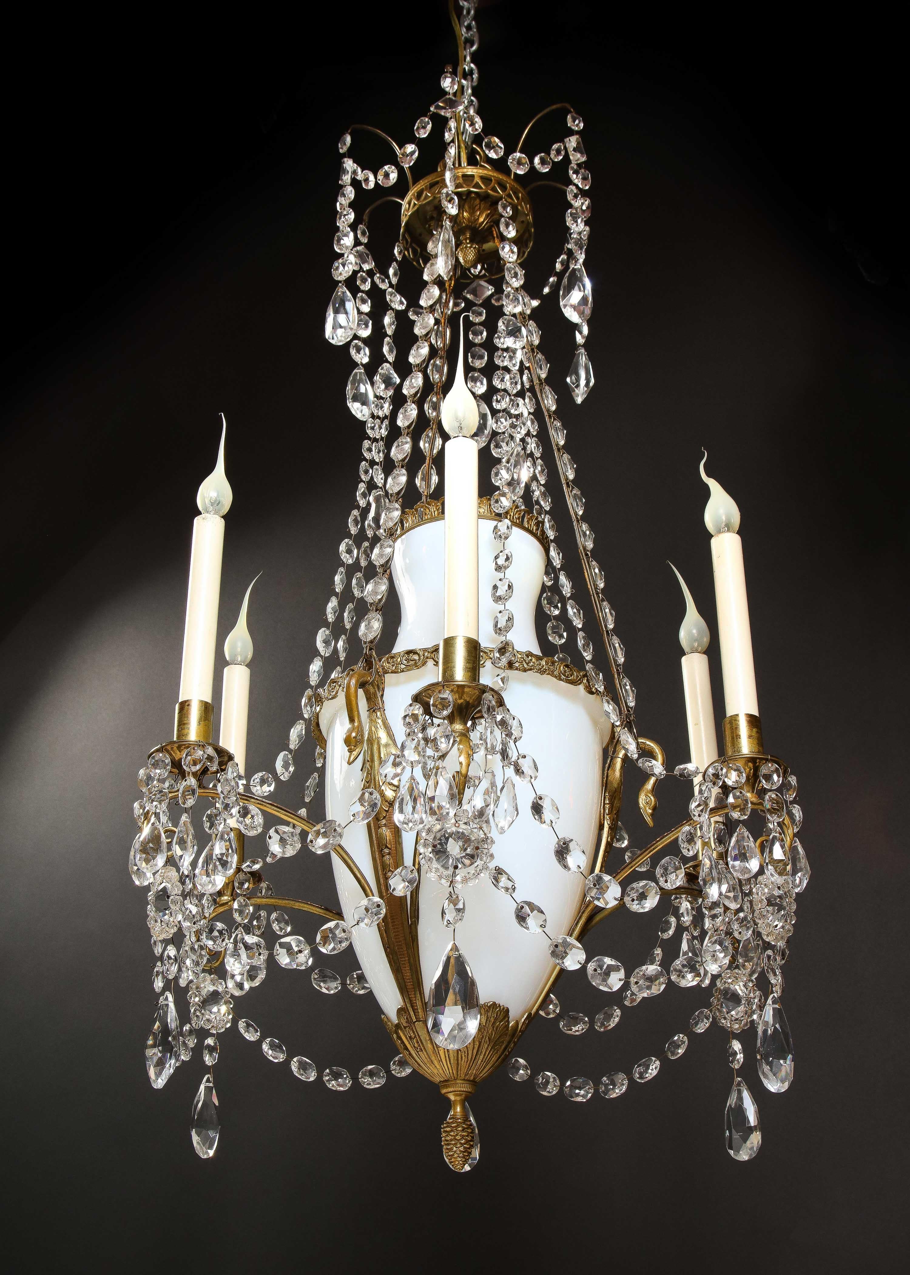 XX secolo Antico lampadario russo neoclassico in bronzo dorato, vetro opalino e cristallo in vendita