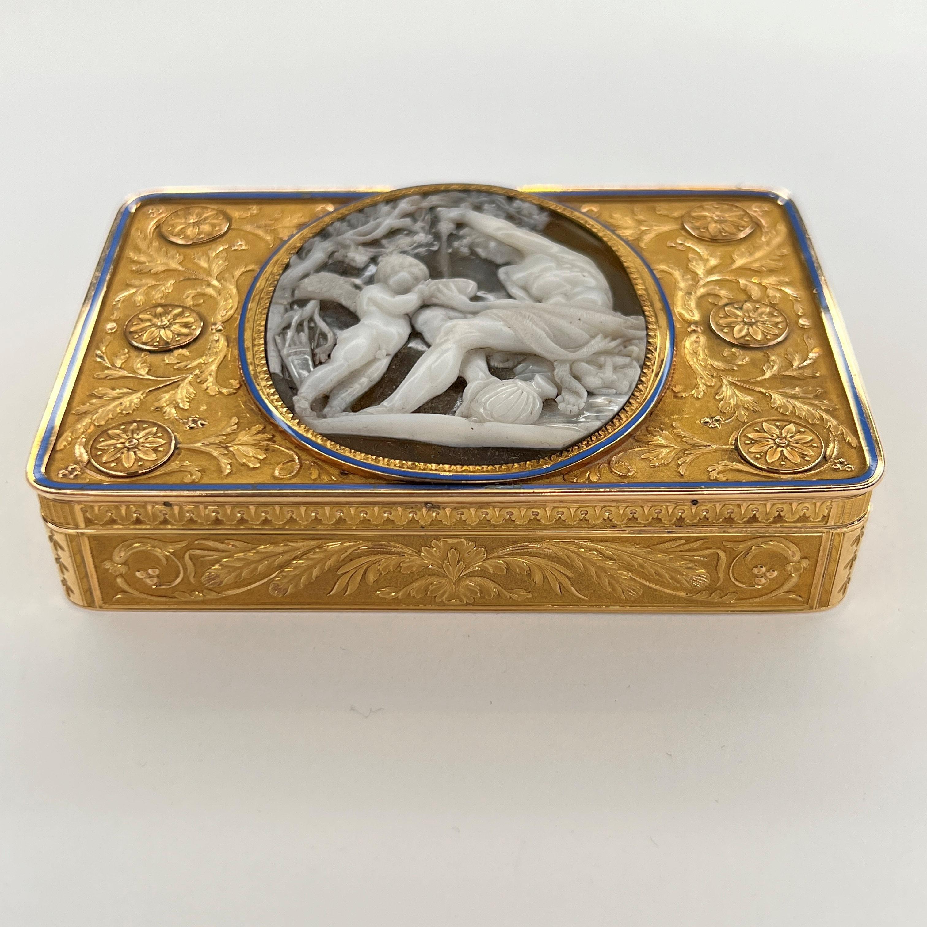 Neoclassical Revival Antique Russian Neoclassical Gold and Agate Snuff Box Circa 1820s For Sale