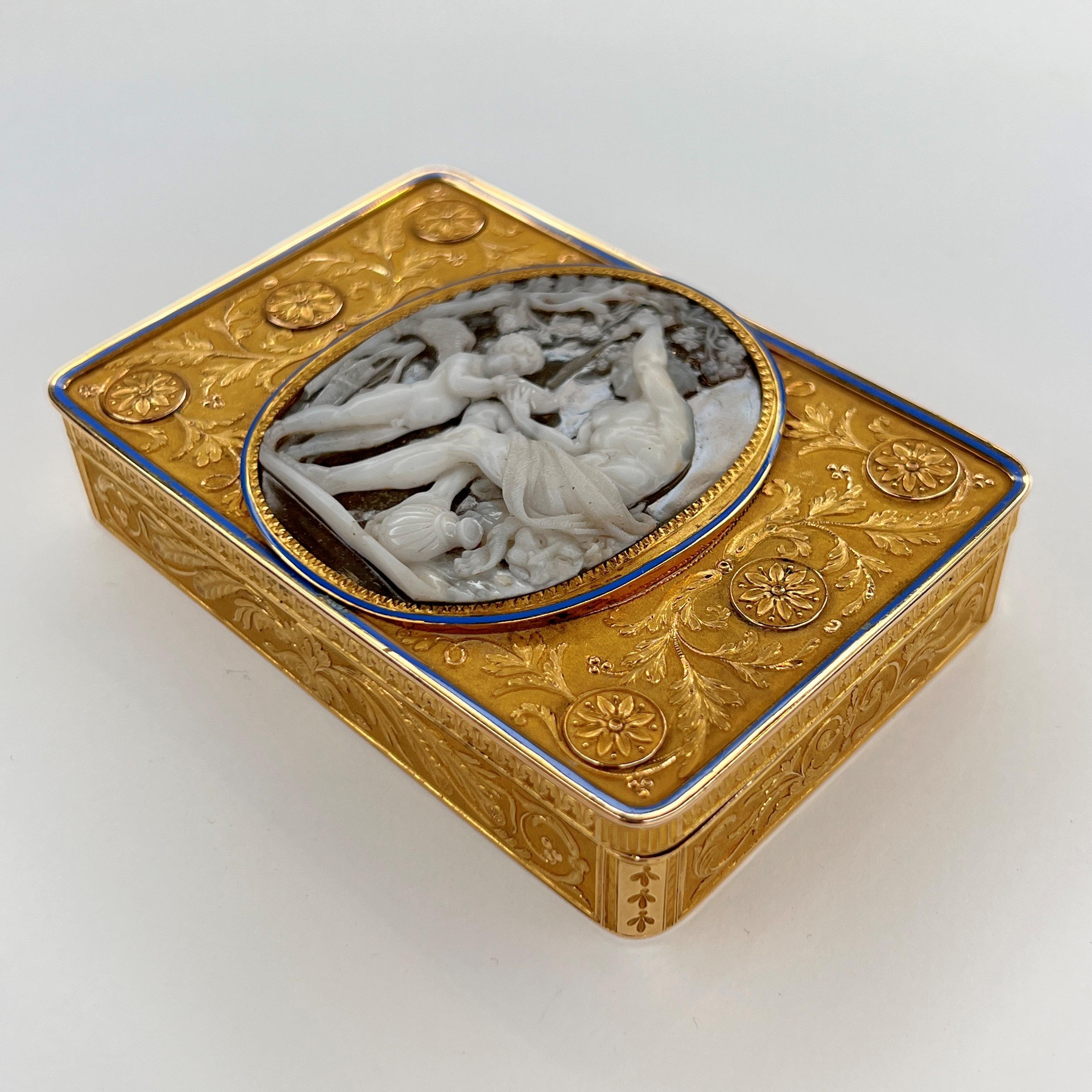 20th Century Antique Russian Neoclassical Gold and Agate Snuff Box Circa 1820s For Sale