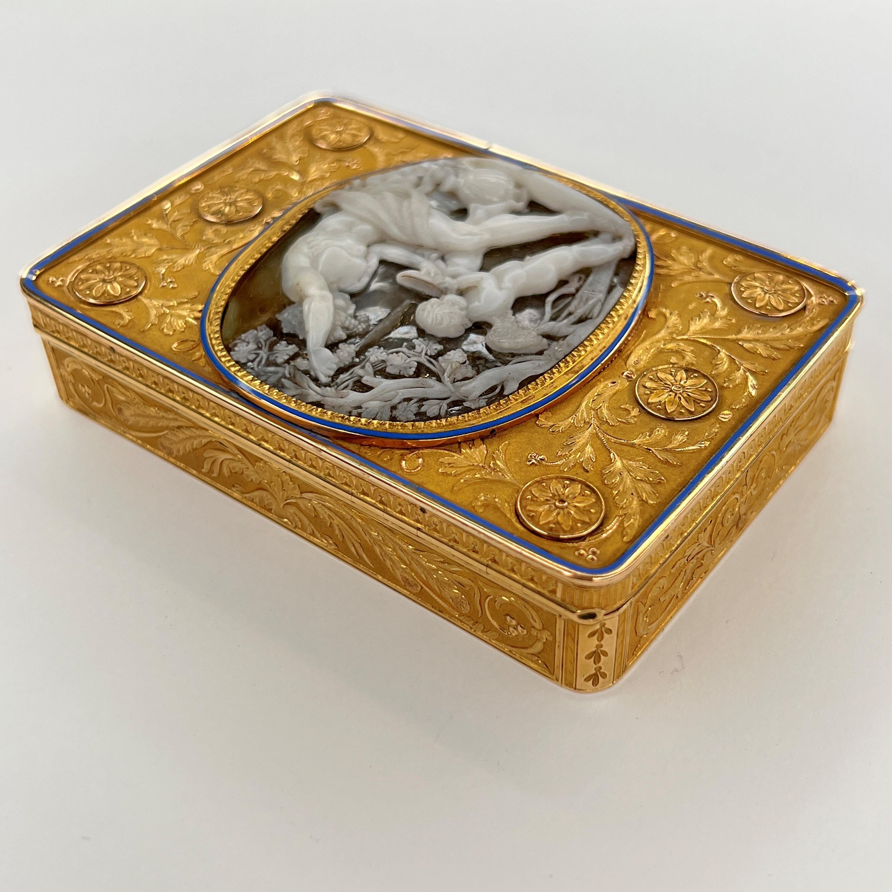 Antique Russian Neoclassical Gold and Agate Snuff Box Circa 1820s For Sale 1