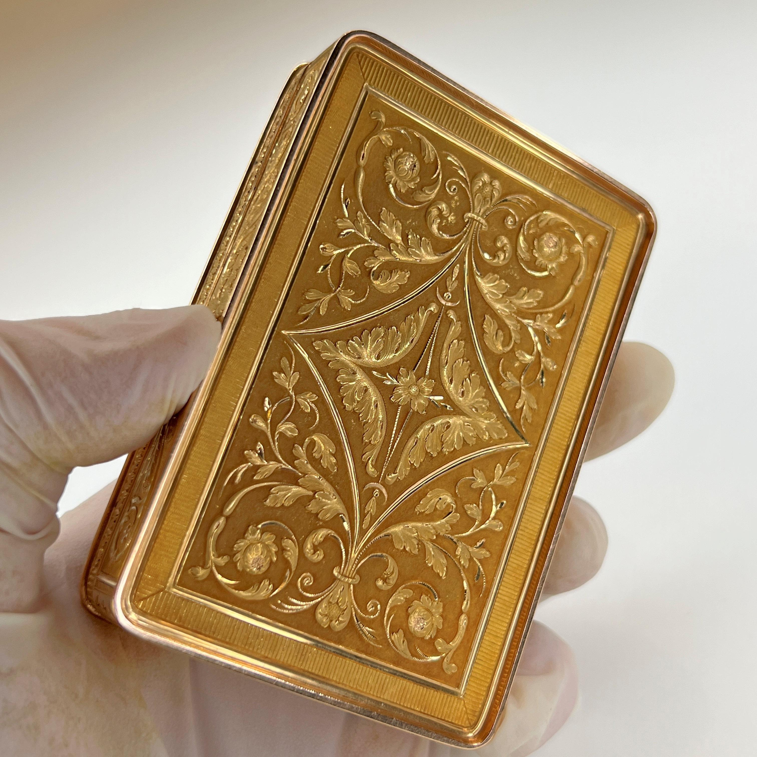 Antique Russian Neoclassical Gold and Agate Snuff Box Circa 1820s For Sale 3