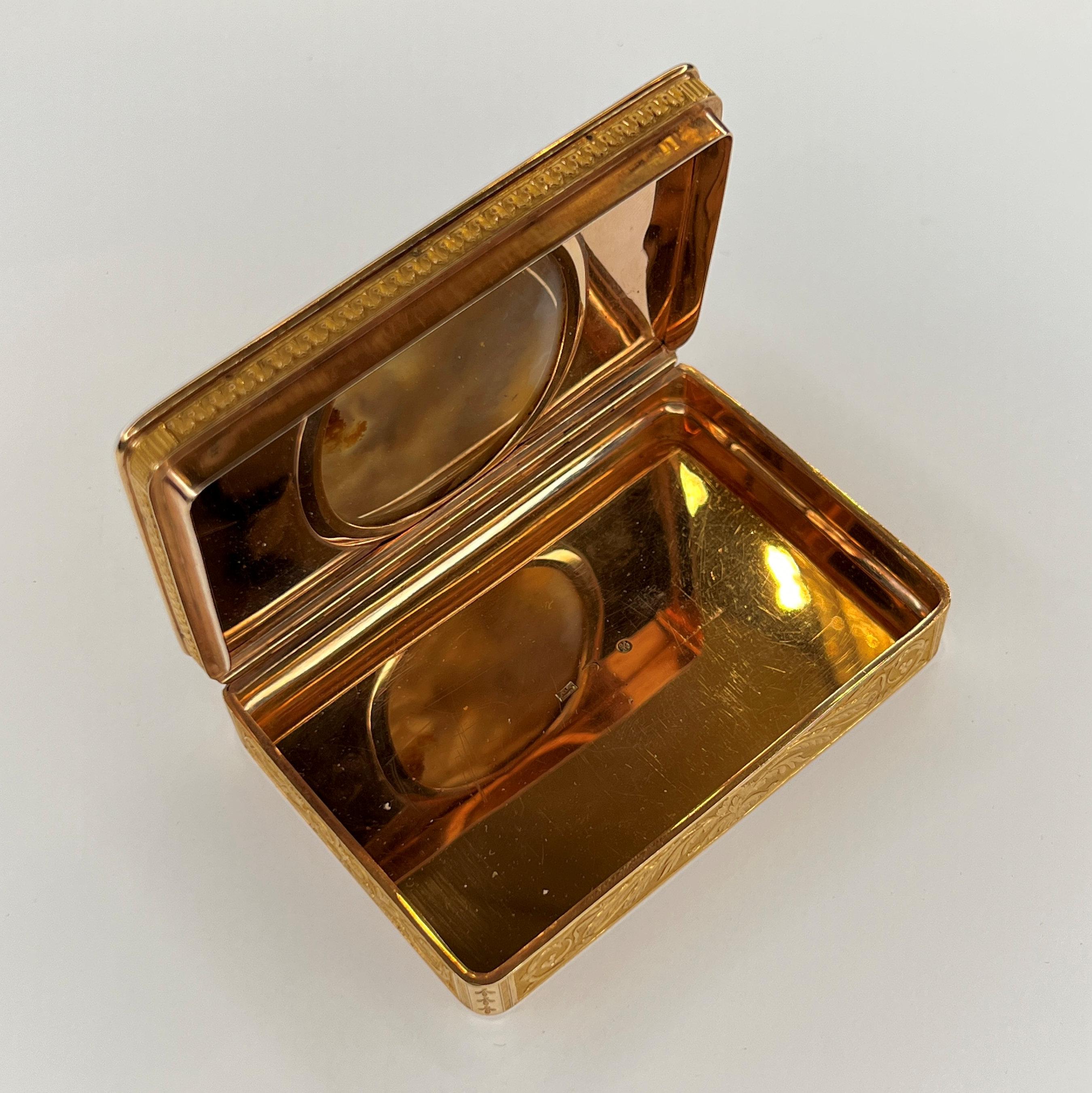 Antique Russian Neoclassical Gold and Agate Snuff Box Circa 1820s For Sale 4