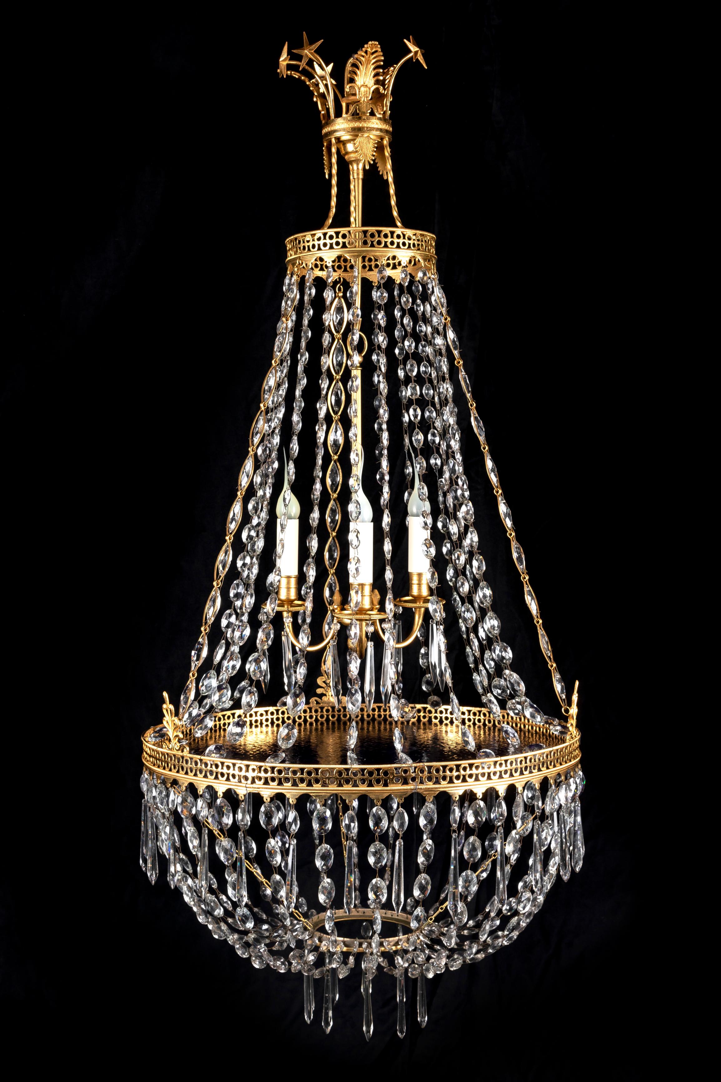 Antiker russischer Kronleuchter aus vergoldeter Bronze und Kristall im neoklassischen Stil  (Neoklassisch) im Angebot