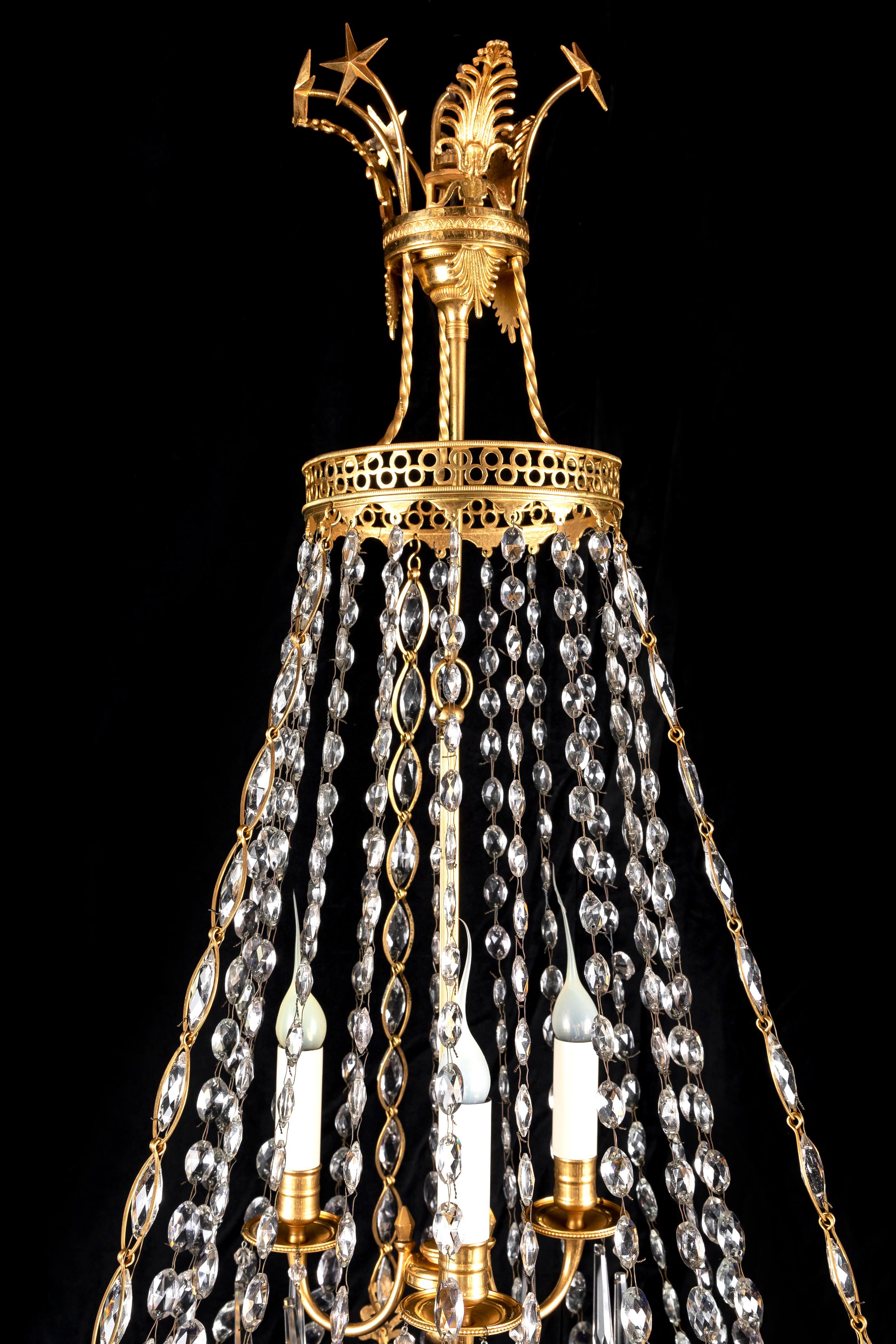 Antiker russischer Kronleuchter aus vergoldeter Bronze und Kristall im neoklassischen Stil  (Vergoldet) im Angebot