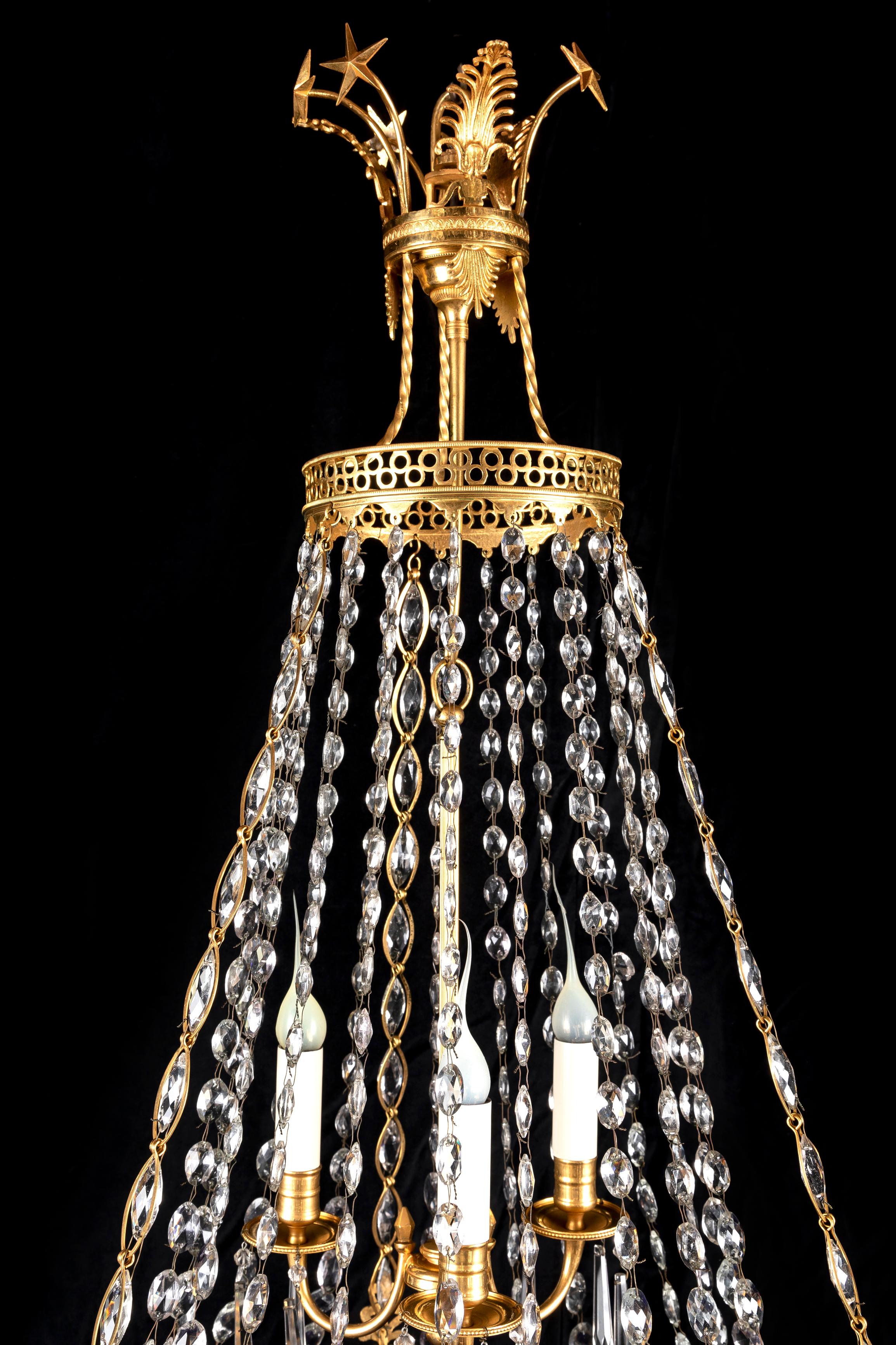 Dorato Antico lampadario russo in stile neoclassico in bronzo dorato e cristallo in vendita