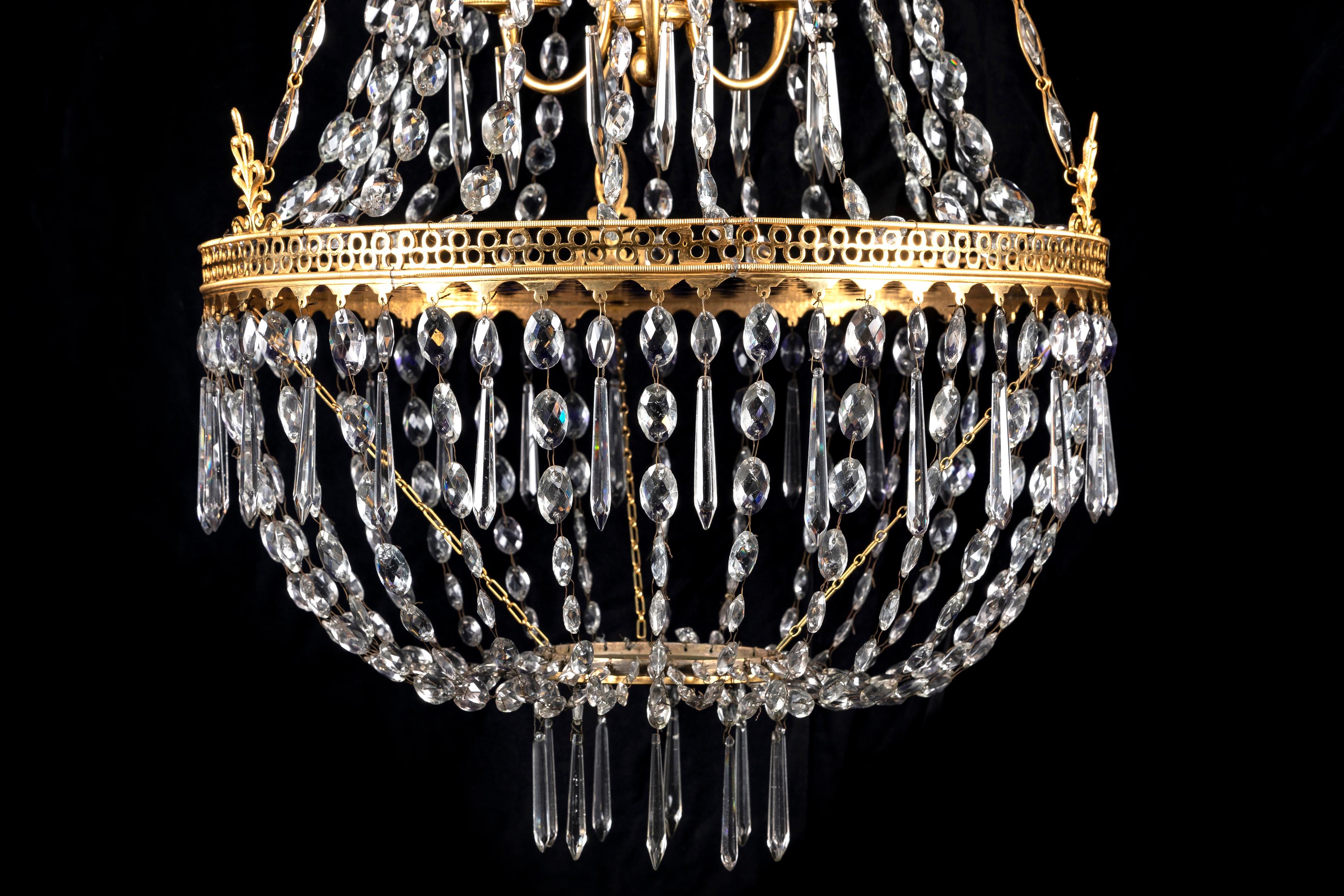 Antiker russischer Kronleuchter aus vergoldeter Bronze und Kristall im neoklassischen Stil  im Zustand „Gut“ im Angebot in New York, NY