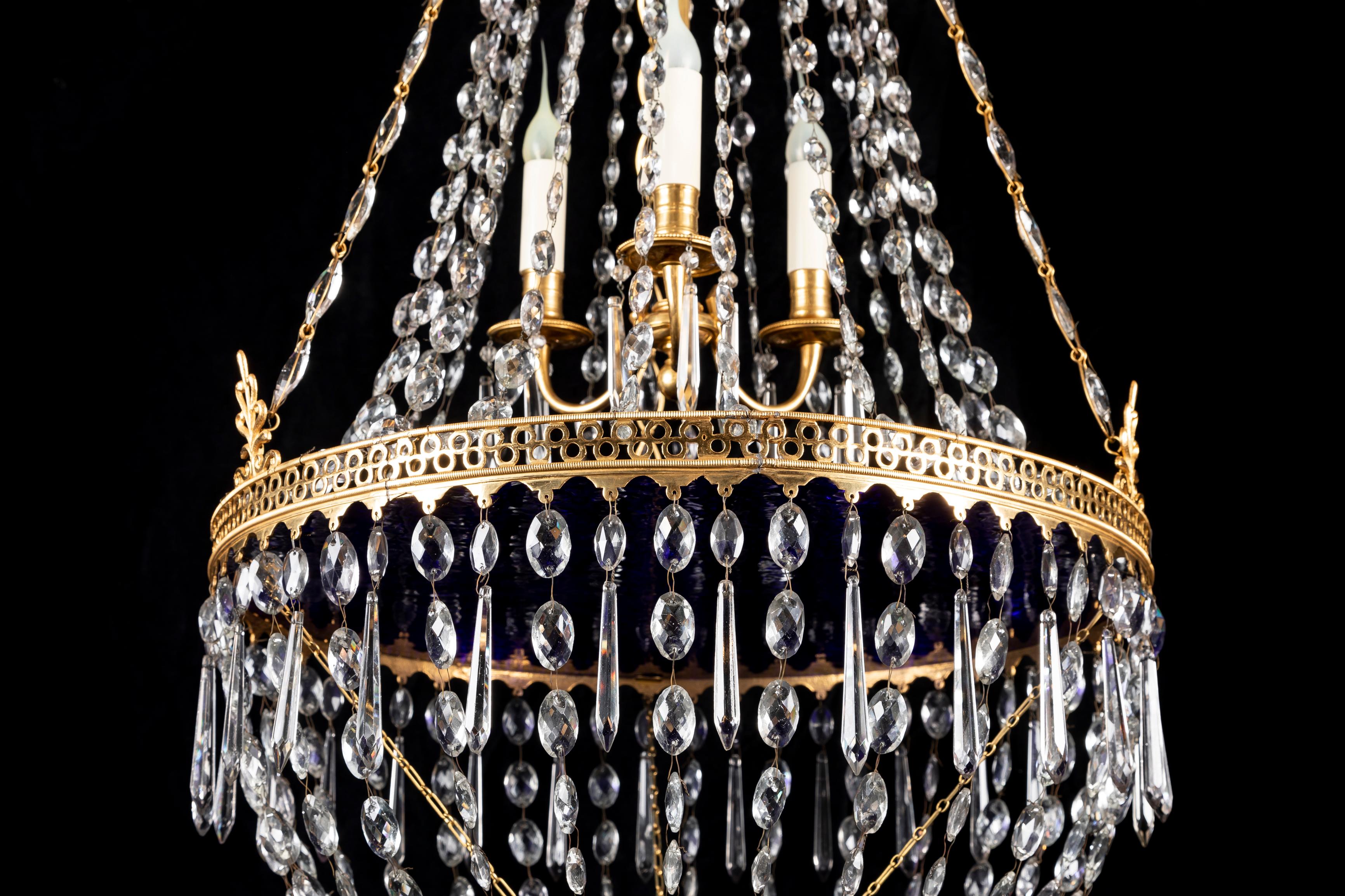 Antiker russischer Kronleuchter aus vergoldeter Bronze und Kristall im neoklassischen Stil  (20. Jahrhundert) im Angebot