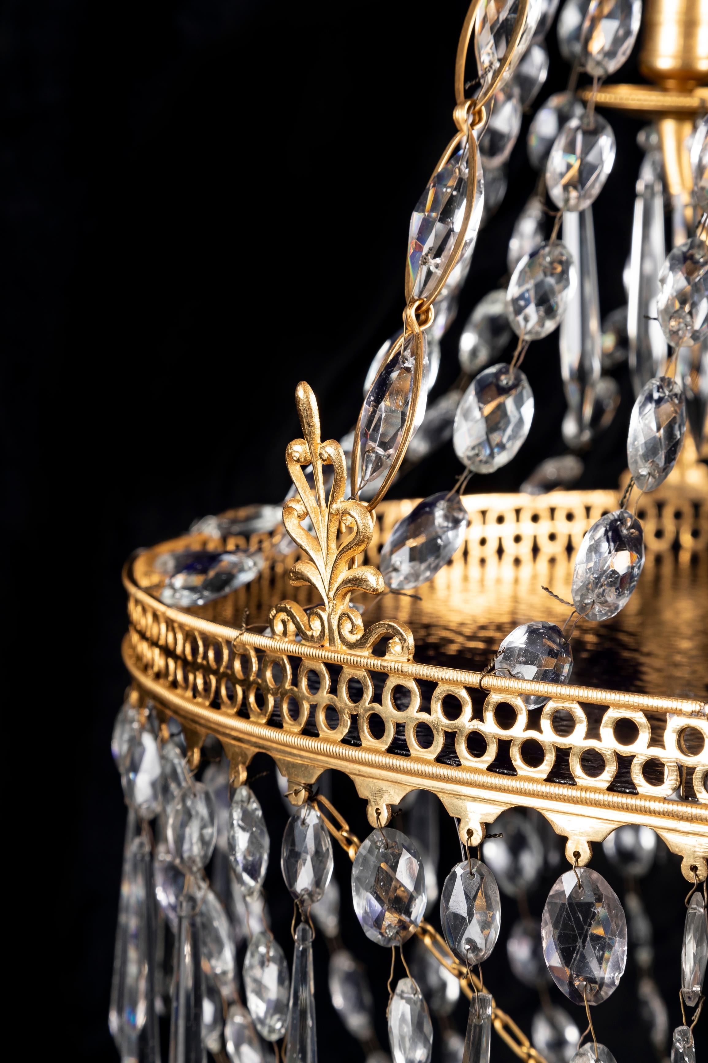 Antiker russischer Kronleuchter aus vergoldeter Bronze und Kristall im neoklassischen Stil  im Angebot 1