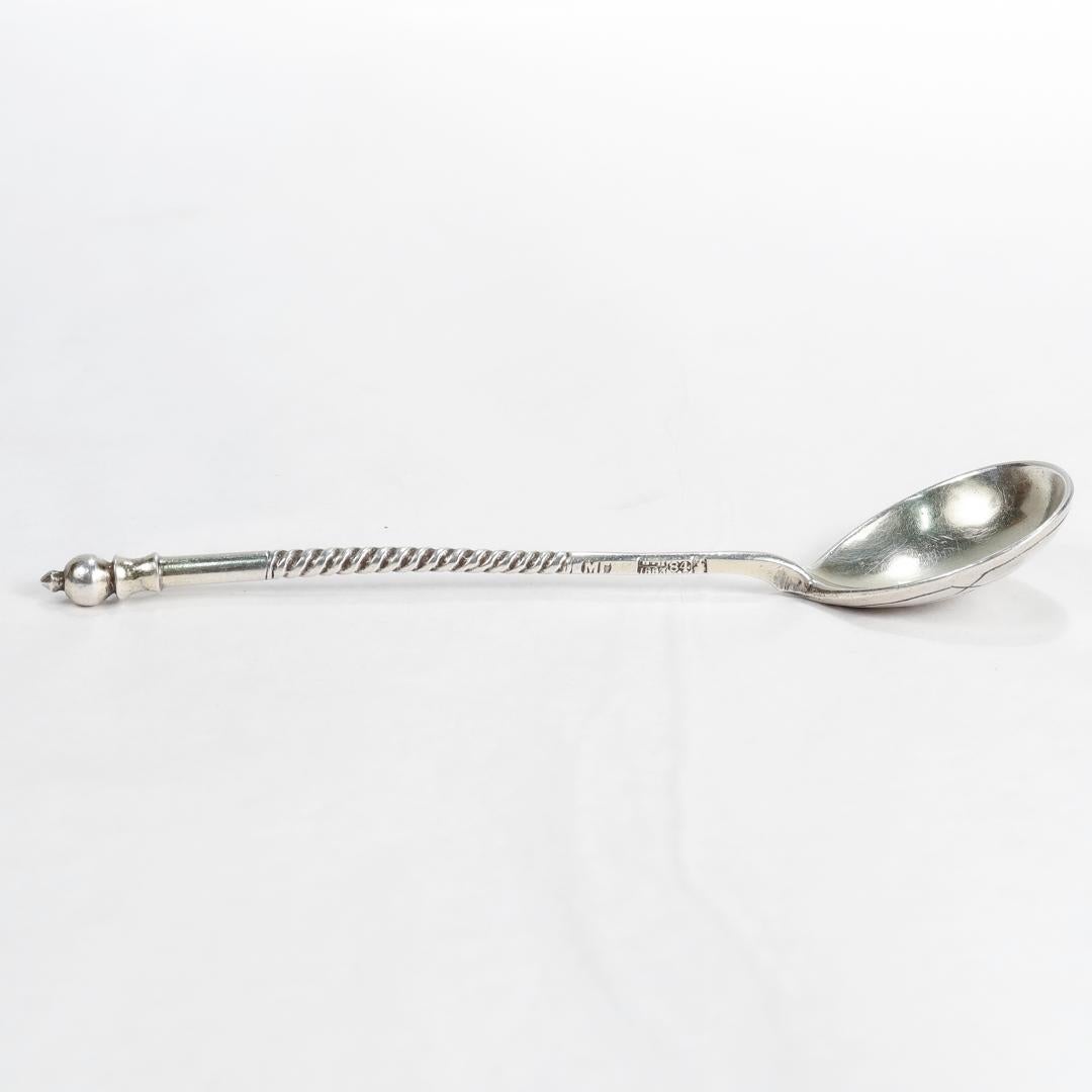 Ein feiner antiker russischer Silberlöffel.

Mit Niello-Dekor einer Stadtszene auf der Rückseite der Schale.

Mit einem Monogramm graviert. 

Der Griff ist verdreht.

Einfach ein wunderbarer russischer Löffel!

Datum:
1883

Allgemeiner Zustand:
Es