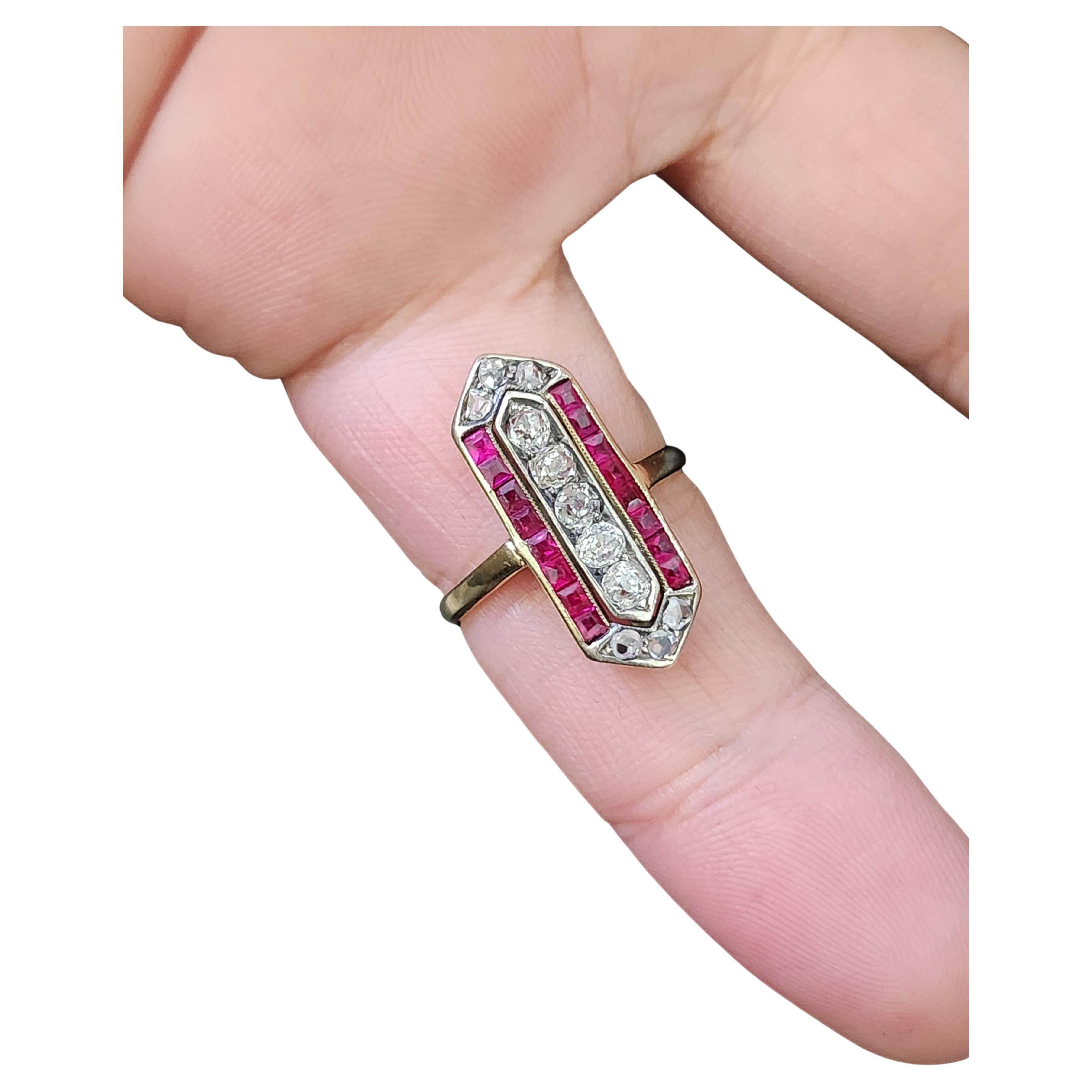 Bague en or russe ancienne à diamants et rubis taillés dans la roche Bon état - En vente à Cairo, EG