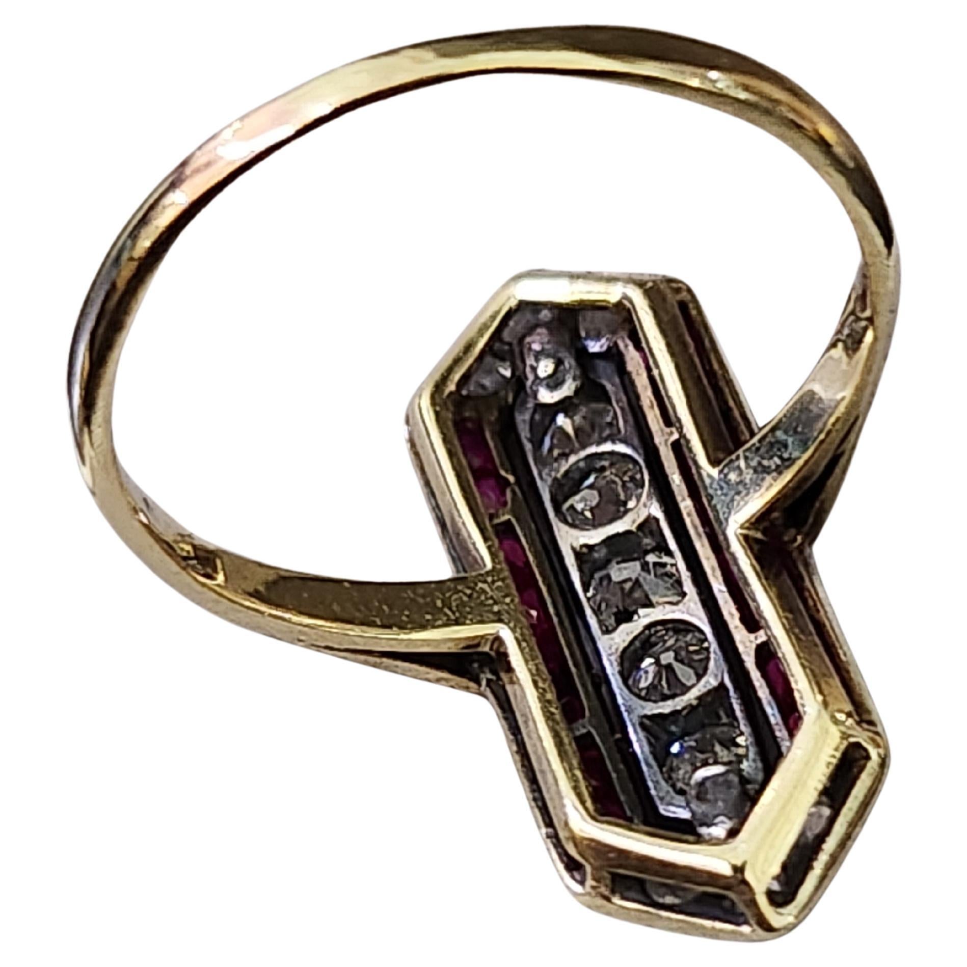 Bague en or russe ancienne à diamants et rubis taillés dans la roche en vente 1