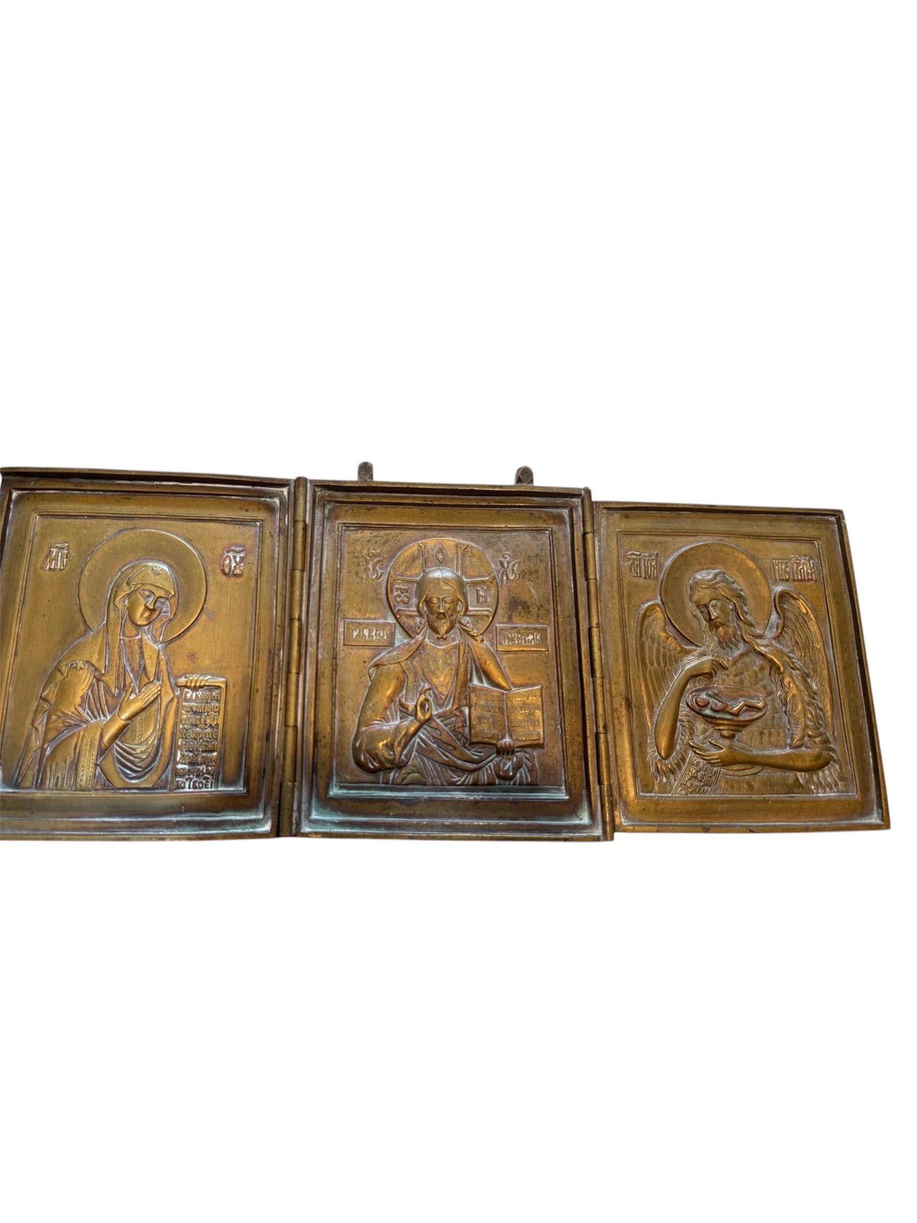 Triptyque d'icônes de voyage orthodoxes russes anciennes en laiton Excellent état - En vente à Tel Aviv, IL