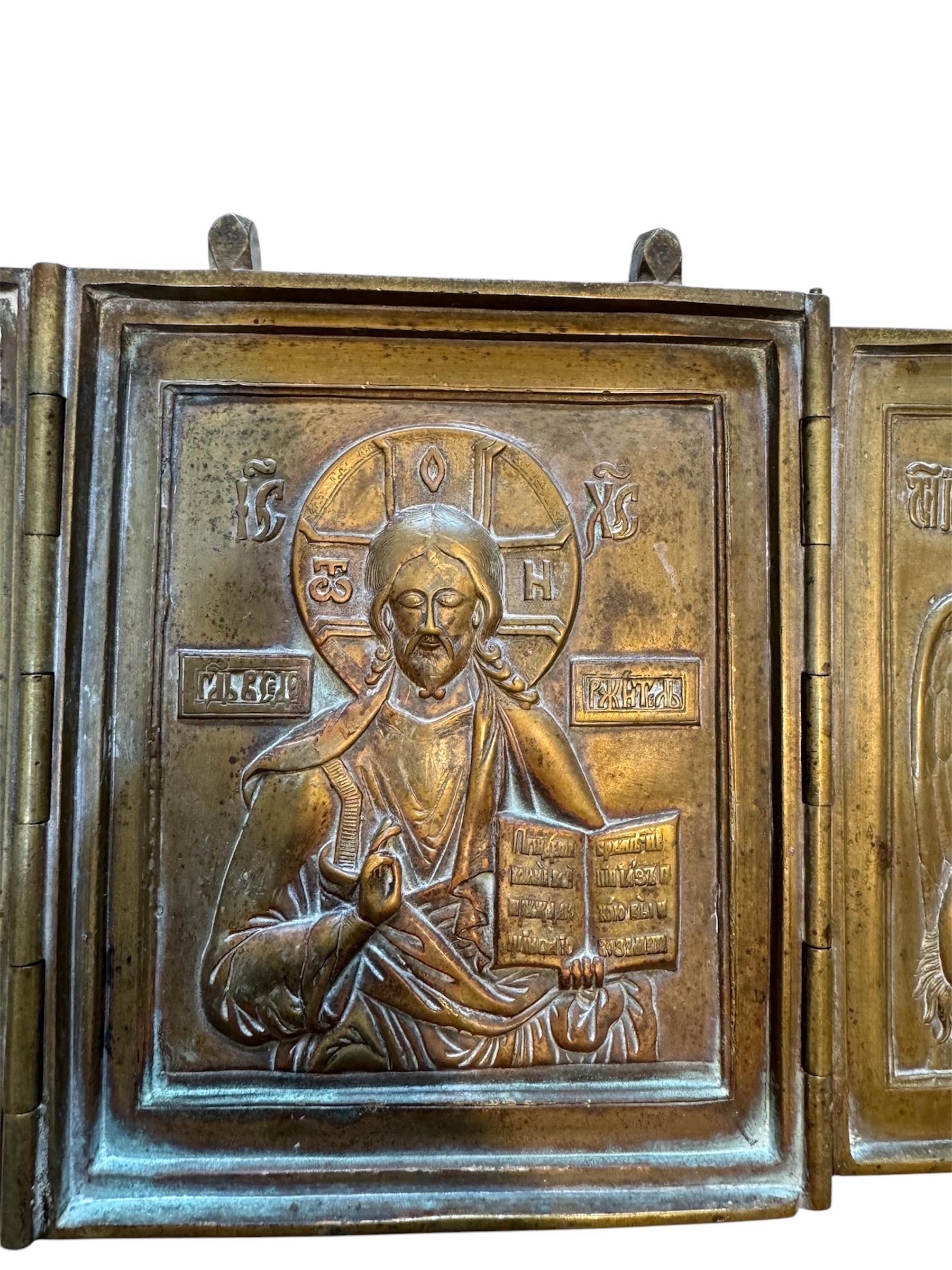 Triptyque d'icônes de voyage orthodoxes russes anciennes en laiton en vente 2