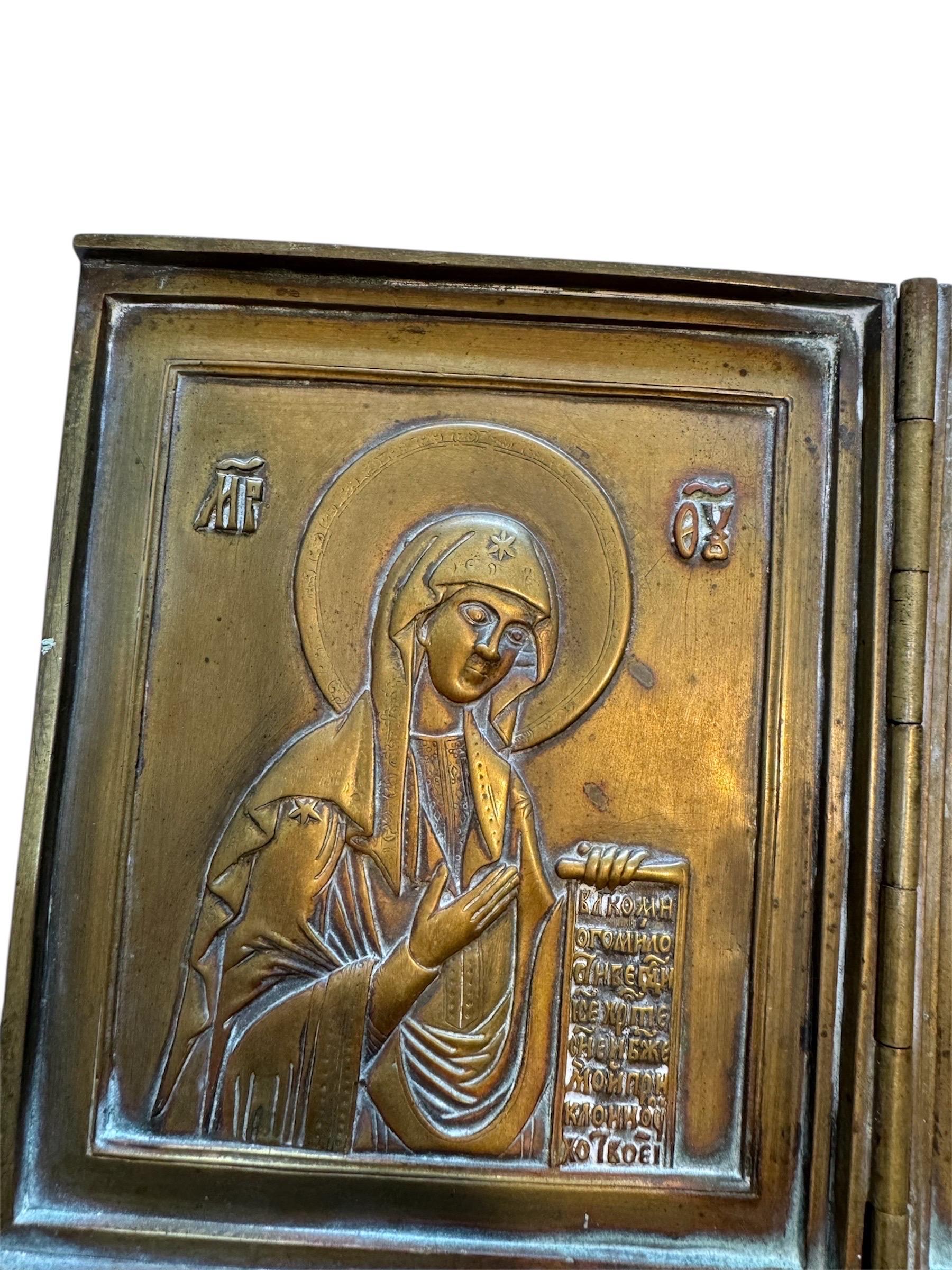 Triptyque d'icônes de voyage orthodoxes russes anciennes en laiton en vente 3