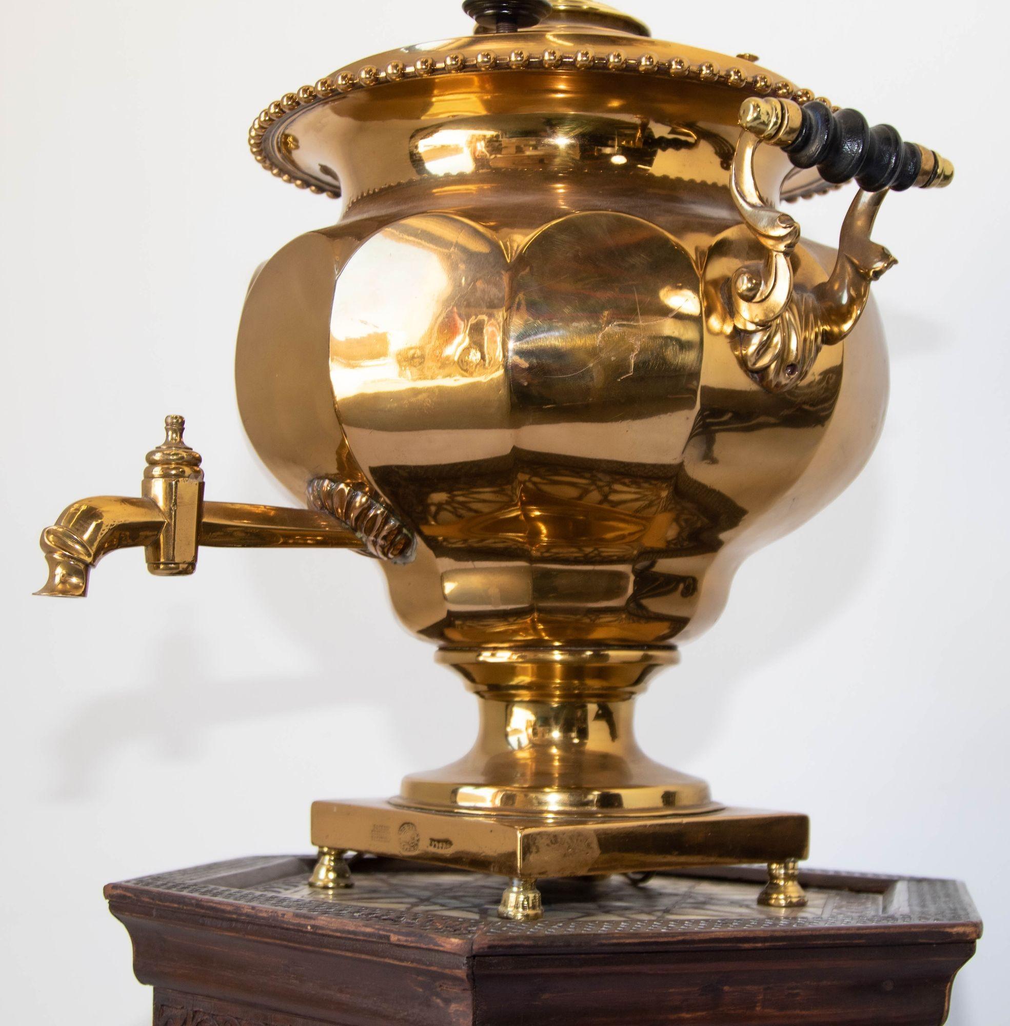 Ancienne lampe de bureau russe Samovar en laiton poli 19ème siècle en vente 2