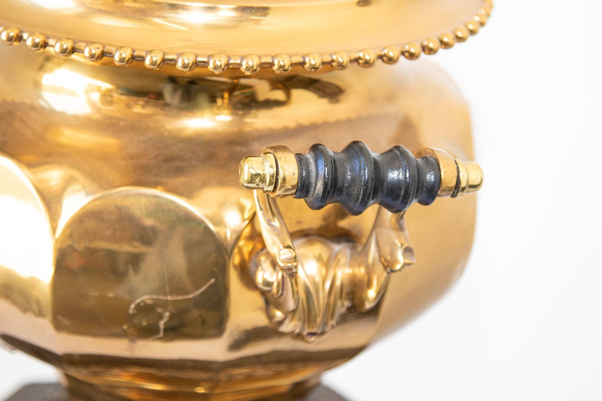 Antike russische Samovar-Tischlampe aus poliertem Messing, 19. Jahrhundert im Angebot 7